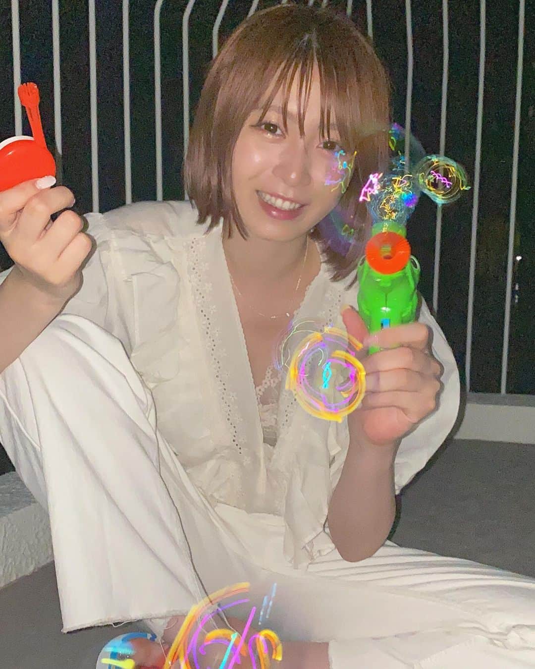 のインスタグラム：「キミの夏に少しはこよがいれたらな🌻 ・ ・ ・ 少し遅れてしまったけど流行りに乗ってみた TikTokに載せたからみてね ♪ 大好きな季節が終わってしまうよ ・ ・ ・  #大学生コーデ #オールホワイト #シャボン玉 #キンモクセイ #tiktok #ショートカット #サロモ #サロンモデル #撮影依頼募集中 #韓国好きな人と繋がりたい #ファッション好きな人と繋がりたい #服好きな人と繋がりたい #美男美女と繋がりたい #いいね返しは絶対 #ノーマルカメラ #ootd #like #좋아요꾹 #팔로우환영 #99년생 #데일리룩 #셀카 #카페스타그램」