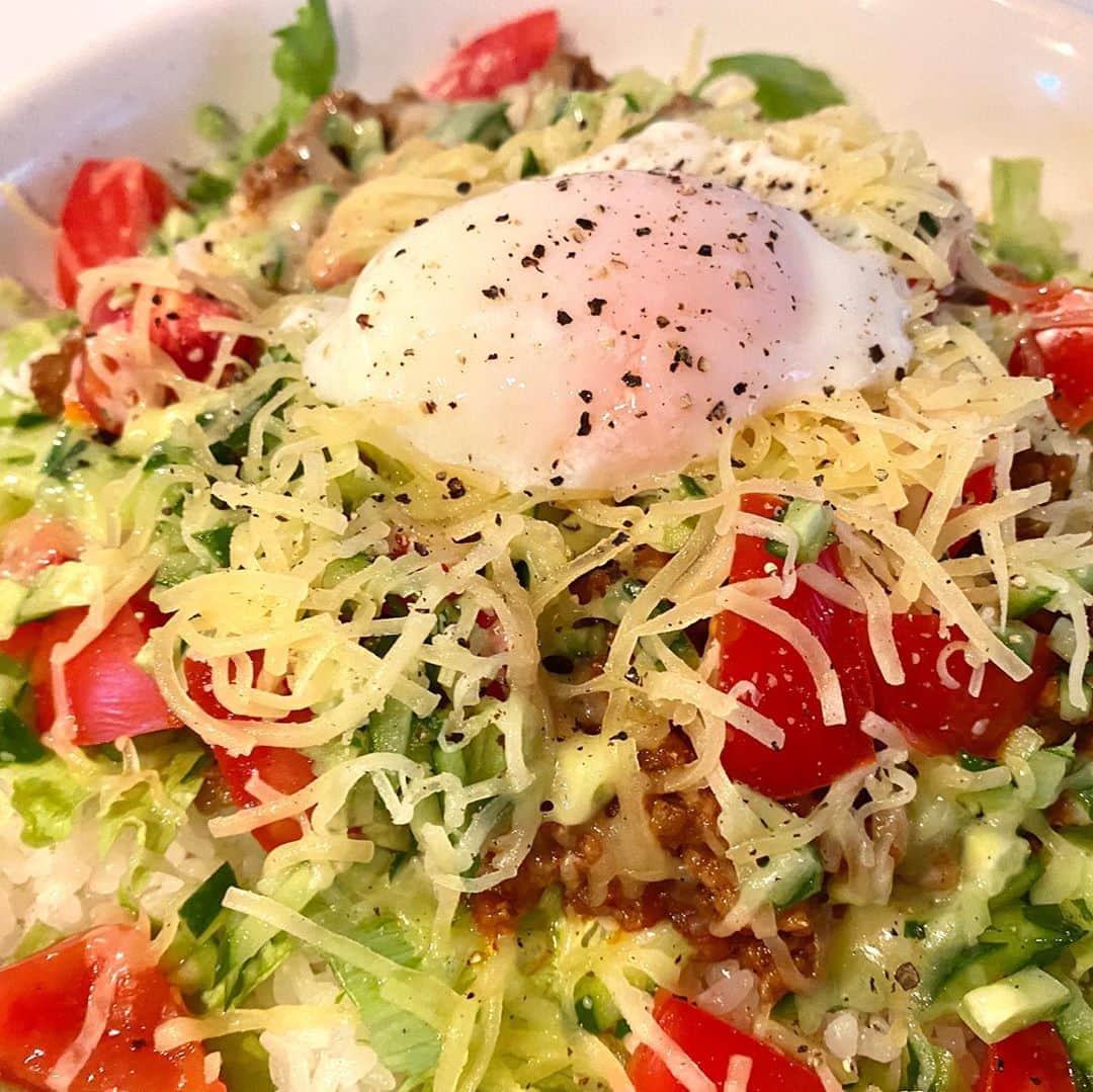 のインスタグラム：「たまに食べたくなるタコライスと枝豆のペペロンチーノを作って夕飯に。これはビールが合うね！飲まないけど。  #delicious #タコライス #枝豆 #ペペロンチーノ」