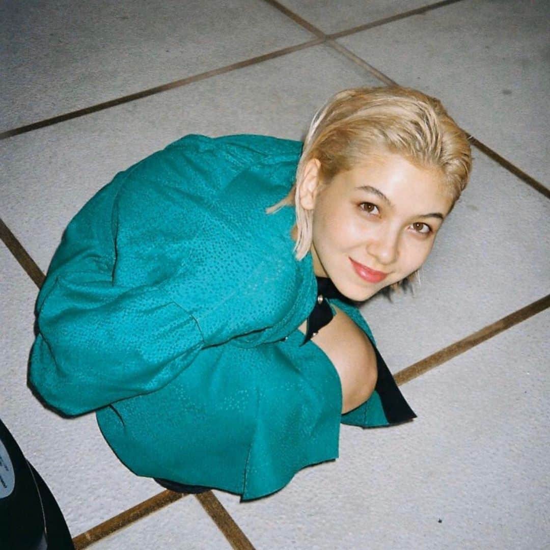 長谷川ジェニファーミラさんのインスタグラム写真 - (長谷川ジェニファーミラInstagram)「Blondie 👱🏼‍♀️💛 髪の毛短いね Photo by @reyla_m25  #shooting #ellegirl #blondie」9月12日 22時10分 - jenmilaa