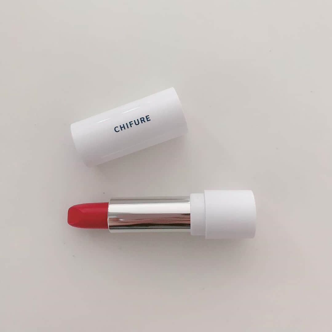 ryuu79hinaのインスタグラム：「コスメ…🤍 ・ ・ 最近のプチプラさんは凄いね!! 発色綺麗だったよ💄💋 ・ ・ @chifure_official  ・ ・ ━━━━━━━━━━━━━━━ #ちふれ#口紅#リップ#コスメ#コスメ購入品#ロカリ#記録#化粧品#プチプラ#プチプラコスメ#コスメ好きさんと繋がりたい#おきがくらぶ#置き画#置き画くら部#置き画倶楽部#좋아요#좋아요반사#좋아요그램#좋아요환영#인스타그램#코스메틱#메이크업스타그램#립스타그램」