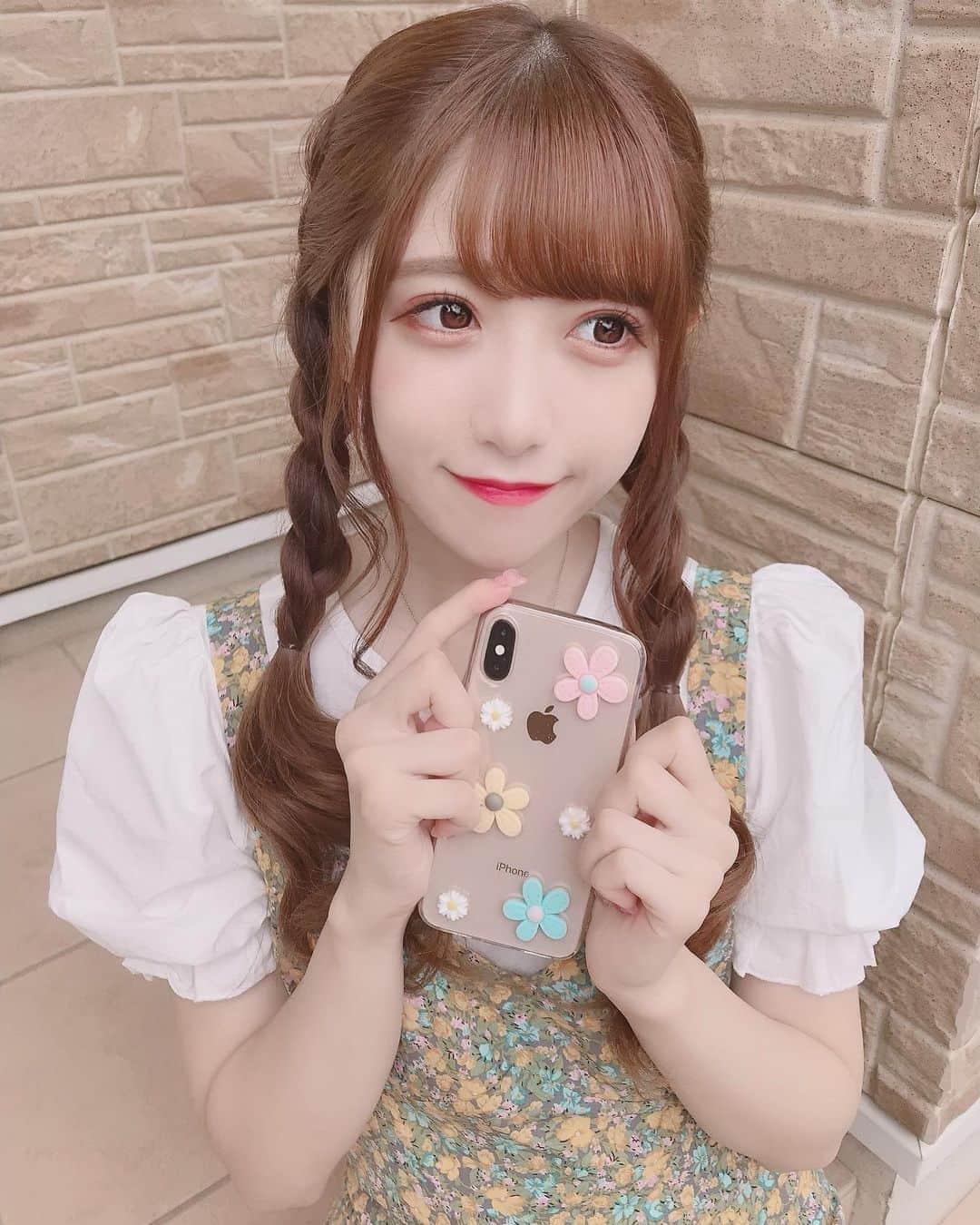 田口未彩のインスタグラム：「🌻  インスタおひさしぶり❤︎  お花のかわいいiPhoneケースは ( @qqcaseclub ) だよ❤︎  #qqcaseclub #iPhonecase #iPhoneケース　#あいふぉんけーす #みつあみ　#ヘアアレンジ　#ロングヘア　#ロングヘアアレンジ　#ワンピース」