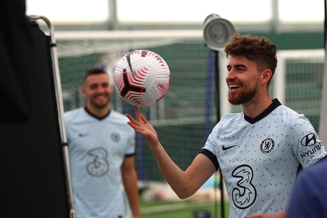 のインスタグラム：「𝚂𝚝𝚛𝚒𝚔𝚎 𝚊 𝚙𝚘𝚜𝚎 📸⚽️ @premierleague restarts, are you ready? 2️⃣ days to see @chelseafc #premierleague  #chelsea #football」