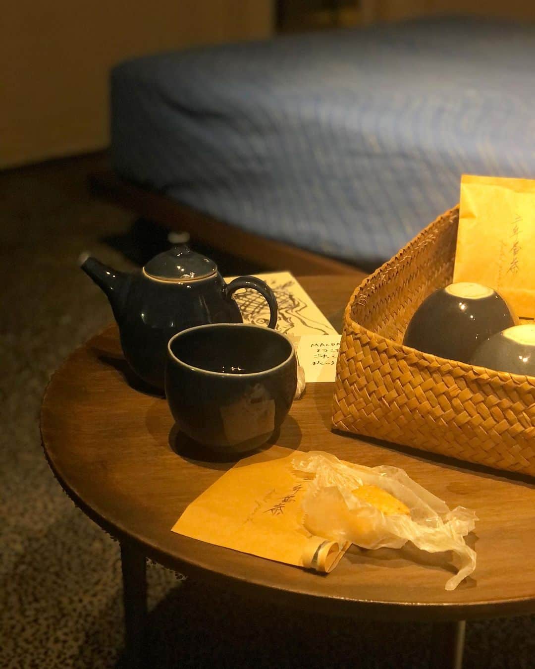 長尾悦美さんのインスタグラム写真 - (長尾悦美Instagram)「出張ついでに泊まってみたかった　@malda.kyoto  へ。  赤、青、墨色の3色で構成され3部屋しかないホテル。  私が宿泊した部屋は青の部屋。  @babaghuri  の世界で作られた部屋は全て環境に配慮されたもので作られ温もりがありながらも、無駄のない洗練されたスタイルにとても五感を刺激されました。  次は違う部屋に泊まってみたいな。  続く...。  #kyoto  #maldakyoto  #ババグーリ  #ヨーガンレール」9月12日 22時13分 - yoshiminagao