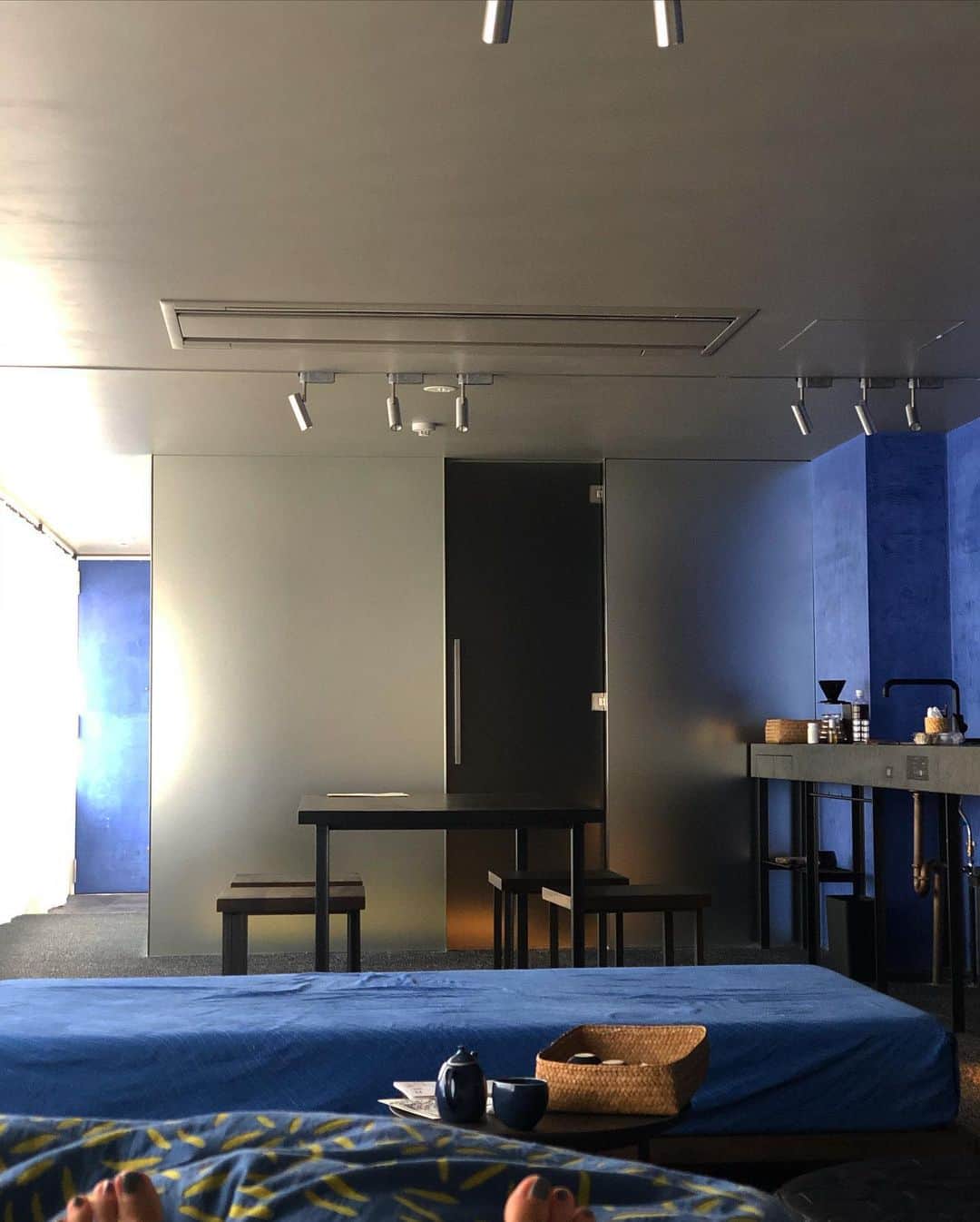 長尾悦美さんのインスタグラム写真 - (長尾悦美Instagram)「出張ついでに泊まってみたかった　@malda.kyoto  へ。  赤、青、墨色の3色で構成され3部屋しかないホテル。  私が宿泊した部屋は青の部屋。  @babaghuri  の世界で作られた部屋は全て環境に配慮されたもので作られ温もりがありながらも、無駄のない洗練されたスタイルにとても五感を刺激されました。  次は違う部屋に泊まってみたいな。  続く...。  #kyoto  #maldakyoto  #ババグーリ  #ヨーガンレール」9月12日 22時13分 - yoshiminagao