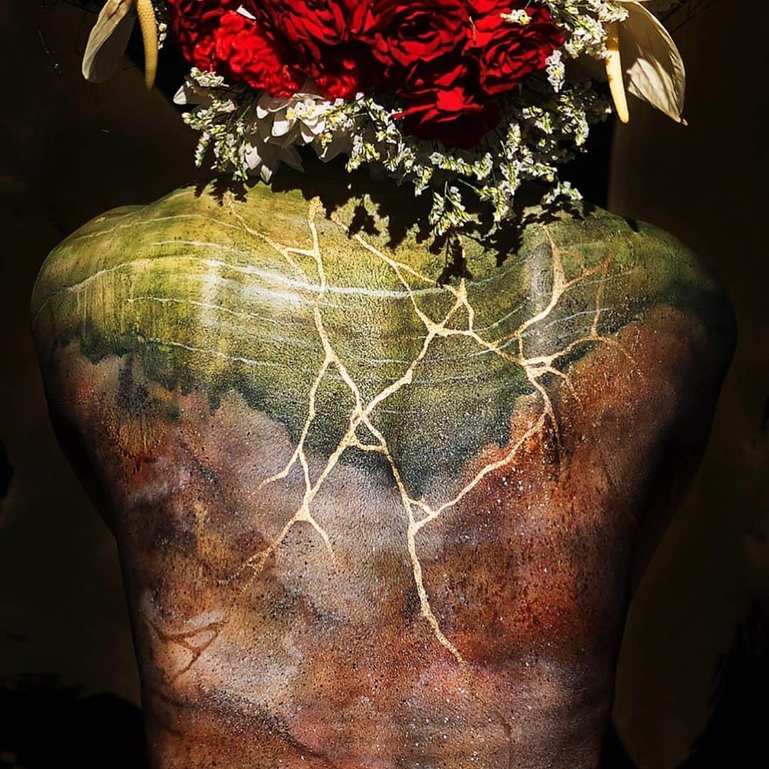 Amazing JIROさんのインスタグラム写真 - (Amazing JIROInstagram)「New artwork added to the HUMAN FLOWER VASE series by Amazing JIRO x Daisuke Shimura! ． Using flower vase to resemble Kintsugi pottery (golden joinery), we wanted to give our messages that our society will be connected again. Also, we wanted you all to feel enriched by the beauty of flowers!  ． Cheer for Art Tokyo Project https://cheerforart.jp/detail/5143 ． Special make-up artist : Amazing JIRO Flower collaborator : Daisuke Shimura @daisuke_shim Calligrapher : MAMI @66mami66 Documentary Film : Masataka Kiyono @masatakakiyono Cinematographer : Mitsuaki “wong” Koike @wongrock  Lighting artist : Takuma Saeki @juku19  Special make-up assistant : Yui Amano Music : VIVI DFT @vivi_dft / MIMI DFT @mimi_dft Photographer : Youhei Kodama @kodamax_photo Studio : Kameido Studio @kameidostudio.tokyo ． #amazing_jiro #humanflowervase #bodypaint #backpainting #flowers #vase #kintsugi #kintsugiart #art #flowerart #calligraphy #kanji #illusionart #illusionmakeup #cheerforart #tokyo #人間花器 #ボディペイント #ペイント #花 #お花 #金継ぎ #芸術 #アート #フラワーアート #書道 #漢字 #アートにエールを #アートにエールを東京プロジェクト #東京都」9月12日 22時25分 - amazing_jiro