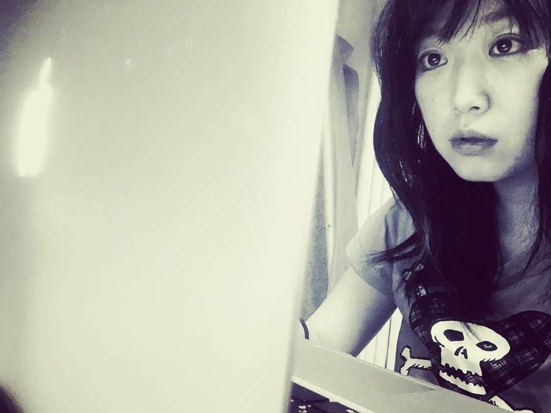 佐々木心音のインスタグラム：「今日は制作モード。 . . . #stayhome #rainyday #japanesegirl #pc #mode #pcwork #monochrome #favoritetshirt #actress #singersongwriter #kokonesasaki #今日は #制作モード #雨だから #お家で #パソコンとにらめっこ #黙々と作業 #モノクロ #マックブック #エアー欲しい #妄想とまらない #こんな日もいいね　#お気に入り #tシャツ #ドクロちゃん #佐々木心音」