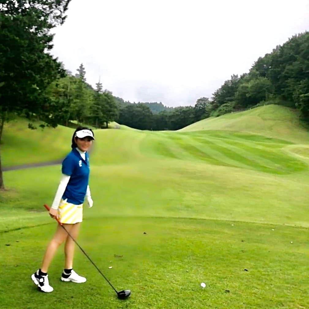 近藤祥子のインスタグラム：「. ポートレートモードで撮ってたようで ボヤっとしてますが😂😂 . PAR 4でバーディとれて前半43 後半パー1つしかとれなくて49 勿体なすぎるでしょう😭😭😭 . 要精進ですね😑😑 . . #ゴルフ女子 #ゴルフ #ゴルフウェア #ゴルフコーデ #ゴルフ好きな人と繋がりたい #シルクカントリー倶楽部 #titleist #andperse #newbalancegolf #callaway #golf #golfstagram #instagolf #golfgirl #japanese #golfwear #golflife」