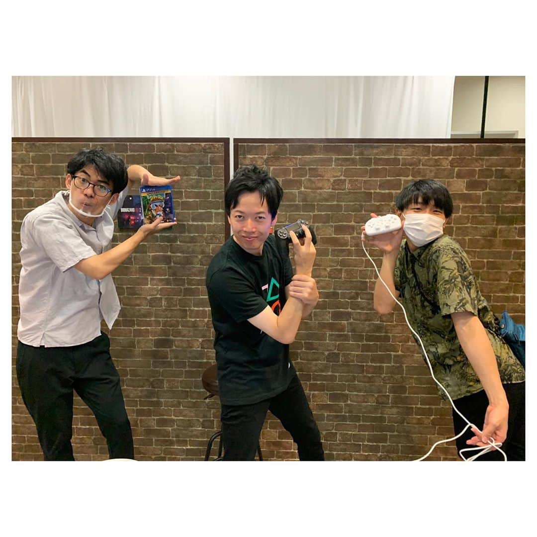 藤本聖のインスタグラム：「大切な事は全部ゲームから教わった. . ありがたい事に最近ゲーム関係のお仕事を沢山させてもらってます. . 毎週火、木、土曜日の22時30分からは『マンゲキゲーム実況』をYouTubeライブ配信！ よしもと漫才劇場チャンネル→ https://m.youtube.com/channel/UC1HFvQiR8x712JlMZftYfMA . 毎週水曜日21時からは配信アプリMildom『NMB48あんちゅのゲームチャンネル』に石塚朱莉さんのサポート役としてレギュラー出演中！. . そして最近ゲーム実況専用個人チャンネルも開設しました！ YouTubeジュリエッタ藤本のゲームいきましょーよ！→ https://m.youtube.com/channel/UCX5iVFE6SVpqctKY52Bs1JA . どれもこれも私立ジャスティス学園くらいのテンションで挑んでますのでフォロー、チャンネル登録よろしくお願いしまぁああああああああああああああああす！！！ . #俺の屍を越えてゆけで命の儚さを知り #クロックタワー3の硫酸男に怒りを覚え #桃鉄で日本地理を学び #実況パワフルプロ野球でアキレス腱断裂の怖さを知った」