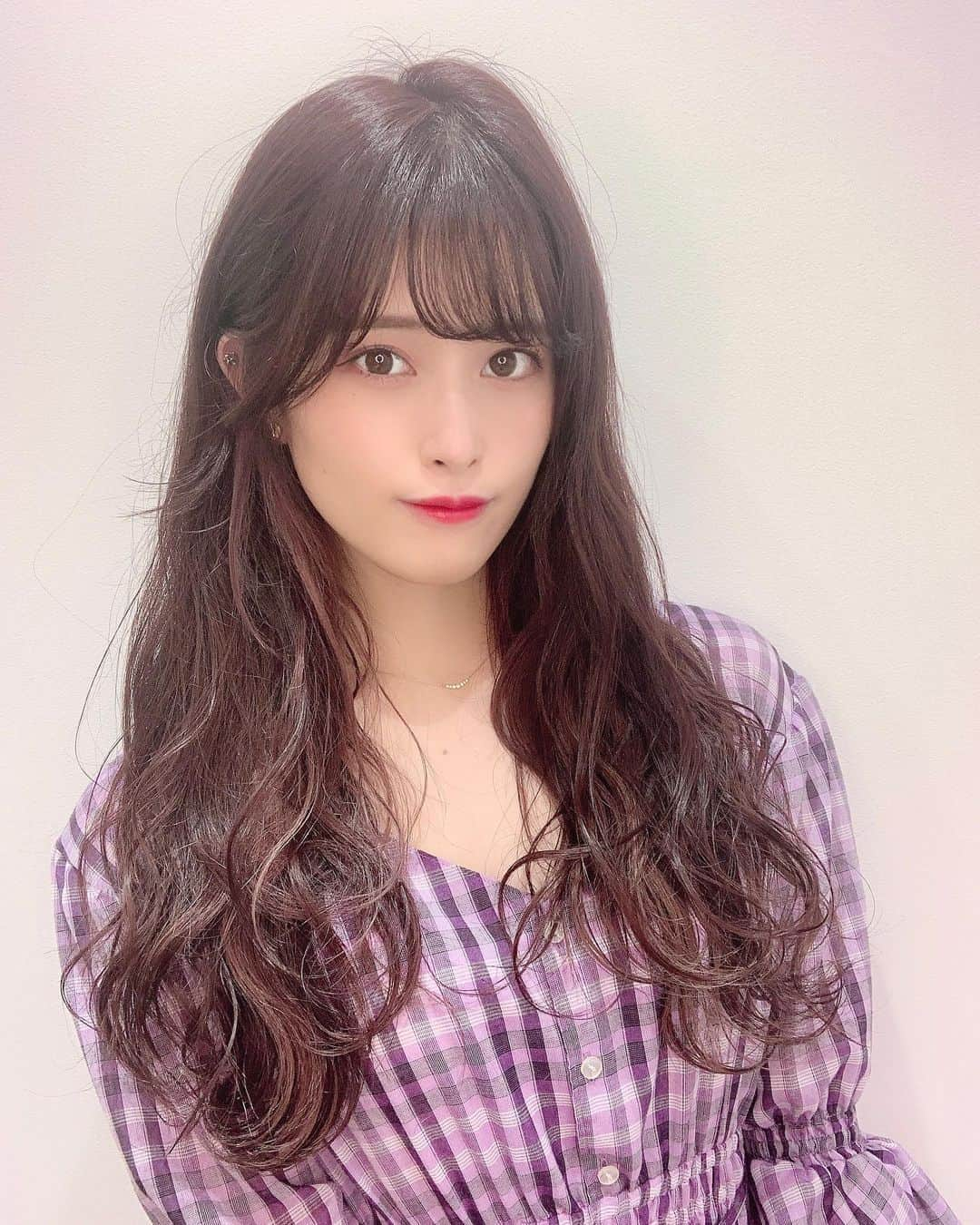 田北香世子さんのインスタグラム写真 - (田北香世子Instagram)「髪色変えました〜！💇‍♀️ 夏終わったのでピンクのインナーバイバイ🥺  Euphoria銀座三丁目店の夢香さんありがとうございました✨  色持ちよくするために、濃いめのピンク紫注入してもらいました💜💗 この色は夢香さんにしかできないからぜひ皆さんお願いしてみてください🥺  他にも可愛いカラーや髪の巻き方、色持ちのコツなども沢山インスタ載ってるので見てみてください✨  私の投稿見たと言えばインスタからDMで予約するとカラーが2000円割引になるのでぜひ💁‍♀️」9月12日 22時18分 - kayoko_takita