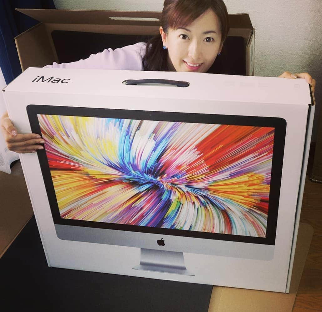 前田真里さんのインスタグラム写真 - (前田真里Instagram)「Just arrived～～:)!!  これまで使っていたIpadと ノートPCが相次いで壊れた😢ので  これも転機かもしれない❗と 初imacを購入。  今までやりたいことを セーブしていた時もあったけれど、  映像、音の編集etc 創作活動をパワーアップ してまいります。  ガジェットは、好きなものの、 技術的なことはよくわからないことばかり💧  相変わらず体当たりで進んでいます。  もし、心やさしい方々いらっしゃったら、  アドバイスいただけましたら 幸いです🙏🌟🌟  ・ ・  そろそろ、 YouTubeも再開！  撮影しながら ぼちぼち 自分の部屋を リモートワーク仕立て？の デザインに変えていく予定です。  お楽しみに🌟  #リモートワーク #imac2020 #intel #youtube #apple #imac #5k #27inch #japan #retina」9月12日 22時18分 - maedamari