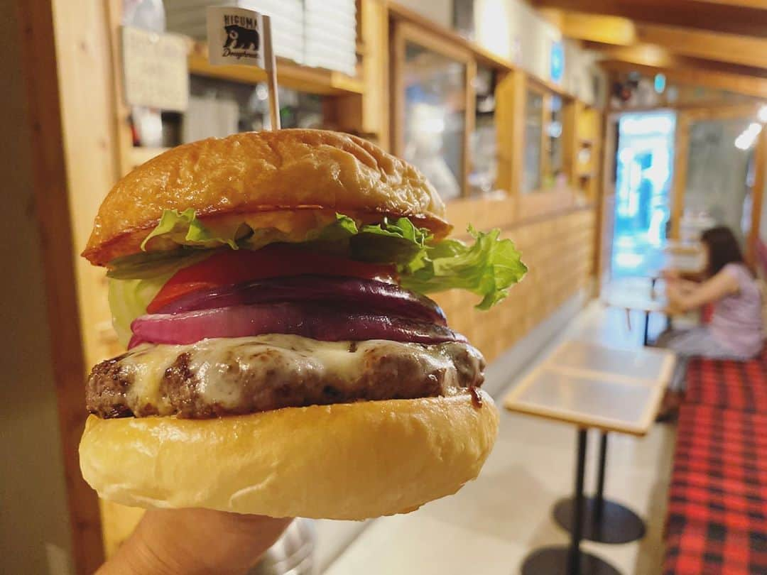 石川龍さんのインスタグラム写真 - (石川龍Instagram)「学芸大学のHIGUMA Doughnutsにて「十勝ハーブ牛のハンバーガー（トッピング：2種のチーズ）」（¥1,630）いただきました！グルメバーガー🍔食べるのも久しぶりな気が・・。最初は割とマイルドで上品なハンバーガーかなぁと思い食べ進めると、次第にパティのジューシーさに加えて芳醇な香りが（十勝ハーブ牛の底力か、、？）。そしてトッピングの2種のチーズも派手さは少ないながら豊かなコクを加味してくれていました。チーズトッピング正解。美味でございました。 ・ 久しぶりの・・ #ハンバーガーも好き #higumadoughnuts #ヒグマドーナツ #学芸大学 #学芸大学カフェ」9月12日 22時19分 - slow_night