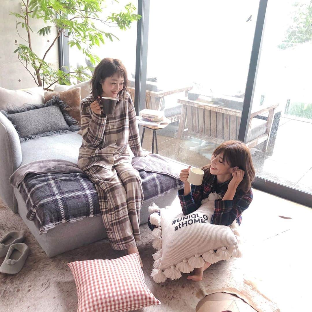 Kikuno Sayumiさんのインスタグラム写真 - (Kikuno SayumiInstagram)「〻UNIQLO pajamas party〻 ・ ・ ・ 今日はUNIQLOのパジャマパーティーに行ってきたよ🐑💤🌙 ・ さゆりちゃん @l.lily1013 とトランプしたり女子トーク繰り広げたり楽しかったわ😂💘 ・ 私たちが着ているのはぜーんぶ @uniqlo のルームウェア👕 めちゃくちゃ伸びたりすんごい気心地良くて可愛いのばっかりで興奮😍 ・ ボトムスは、普通に外に着ていけるくらいオシャレだったよ✨ ・ スリッパもフワフワでクッションの上歩いてるみたい！ 2.3枚目の毛布も気持ちよすぎてめっちゃ寝そうになっちゃったよ😂👍#リバーシブルフリースブランケット#ヒートテックモウフ ・ 寒くなってもユニクロのルームウェアでお家で暖かく過ごせそうだ☺️ @uniqlo_ginza @uniqlo_with ・ ・ ・ #ファッション#fashion#ママ#ママコーデ#プチプラコーデ#大人カジュアル#ヘアアレンジ#リンクコーデ#大人可愛い#上下ユニクロ部 #ユニクロユー#uniqloginza2020fw #UNIQLO2020fw#UNIQLO新作#広がれユニクロの輪#ユニクロパンツ族#ユニクロきれいめ部 #ユニクロコーデ#UNIQLOレポ#uniqloathome #ユニジョ#ルームウェア#ワンマイルウェア #パジャマパーティー#女子会#女子会#さゆさゆコンビ」9月12日 22時34分 - sayumikikuno