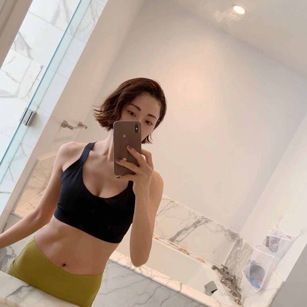 大塚良子のインスタグラム：「good morning. #saturday #saturdaymorning  ヨガ前には二枚目のオーガニックエッセンシャルオイルを。jivamukti yogaのCHAINA GELも好きなんだけどこちらは重めの香りが落ち着いて1日に何度もコロコロしちゃう。#一昨日久々にピラティスしたら全身の筋肉痛でまともに歩けない#もう少しウエイト増やしたいなあ #saturday #morning  #before #yoga」
