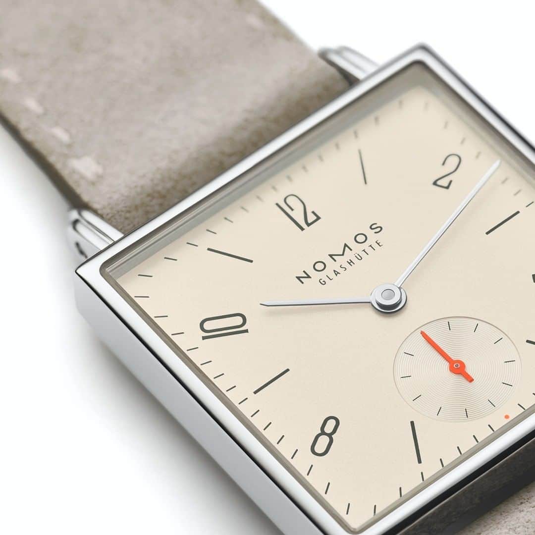 ノモスさんのインスタグラム写真 - (ノモスInstagram)「A timepiece crafted according to Glashütte traditions, and one of our smallest: Tetra 27 champagne. The classic version of this model has been part of our collection for decades—and is, to date, our only square watch.  #nomos #wristwatch #nomosglashuette #nomostetra #watchlover #jewelry #womenswatch #bauhaus #design」9月12日 22時34分 - nomos_glashuette
