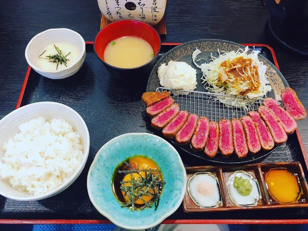 酒井大祐さんのインスタグラム写真 - (酒井大祐Instagram)「#牛かつ専門店  #うし寅 #昼ランチ #牛かつ定食L #尼崎市 #ベイコム総合体育館  近く 一度ご賞味あれ #白米 #味噌汁 #とろろ #絶品 めっちゃめっちゃ #美味しい #兵庫県尼崎市」9月12日 22時29分 - daisukesakai1022