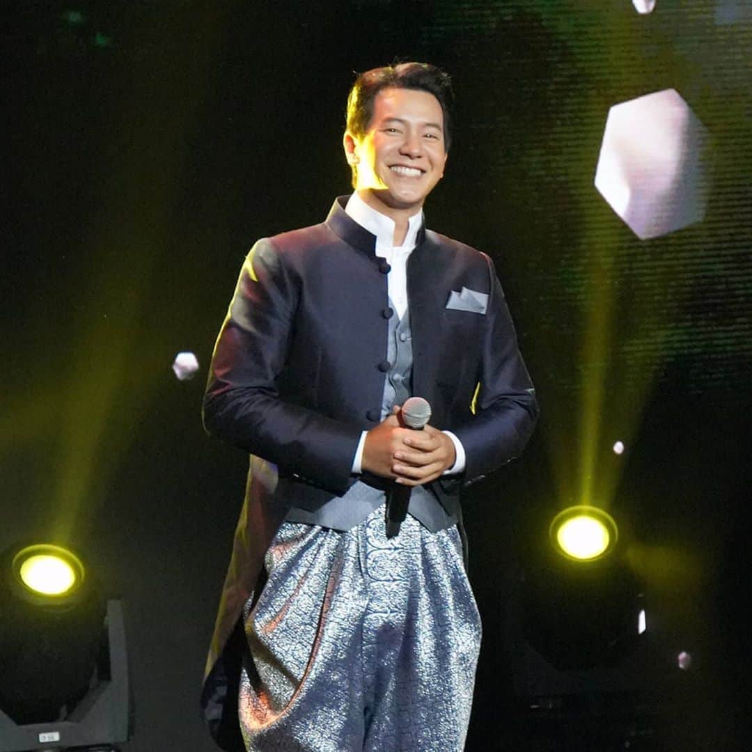 アイス・サランユーのインスタグラム：「การได้ทำสิ่งที่รักที่สุด ❤🎤 ในวันคล้ายวันเกิด🎂 มีความสุขที่สุดครับ  ขอบคุณงาน #นาฏราชครั้งที่11  ที่ให้เพลง #สัญญากาสะลอง  เป็นหนึ่งในเพลงที่มีรายชื่อเข้าชิง  และให้ไอซ์มาถ่ายทอดเพลง วันนี้ครับ  ขอบคุณทีมงาน ผู้ผลิต นักแสดงละคร #กลิ่นกาสะลอง #feelgoodentertainment และ #chandeliermusic พี่ @narongvit ที่ให้โอกาสไอซ์ร้องเพลงนี้  ขอบคุณ @jslglobalmedia ผู้จัดงานวันนี้  ขอบคุณ เสื้อผ้าที่วิจิตรงดงาม จาก พี่ปลา @finaleweddingstudio @finaleweddingmagazine  ขอบคุณทุกแรงใจ แรงเชียร์ ทุกคำอวยพร  ขอแสดงความยินดี กับทุกท่านที่ได้รับการเสนอชื่อเข้าชิง และ ได้รับรางวัลครับ」