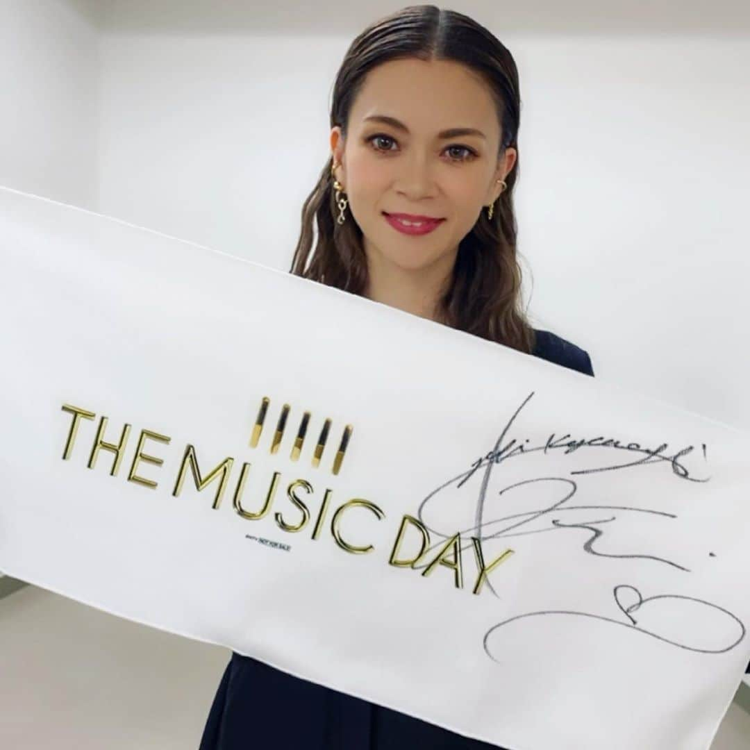 小柳ゆきさんのインスタグラム写真 - (小柳ゆきInstagram)「THE MUSIC DAY 観てくれた皆様ありがとうございました✨  本日のヘアメイクと衣装。 とってもお気に入り〜😊  . .  hairmake: @takechanmanhappy   styling : @stokyo.uma   . . #themusicday #小柳ゆき #あなたのキスを数えましょう」9月12日 22時41分 - yuki_koyanagi