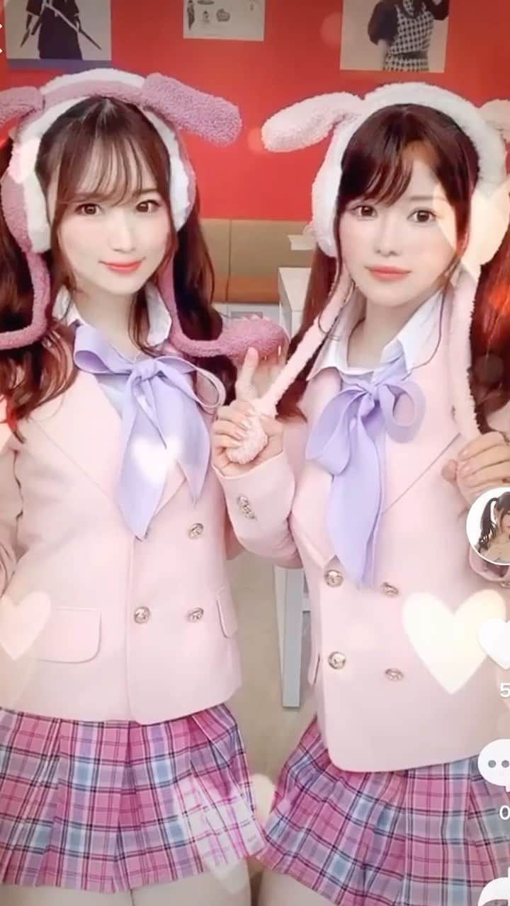 のインスタグラム：「前に撮ったちーちゃんとの韓国制服のでリールつくった🐰 ・ 全然リズムあってなかったけど 繋ぎ合わせればそれっぽくみえる🙆🏻‍♀️きがする🙆🏻‍♀️ ・ ・ ・ ・ ・ #動画 #リール #reels #reel #choa #韓国制服 #韓国制服レンタル #制服 #うさみみ #双子コーデ」