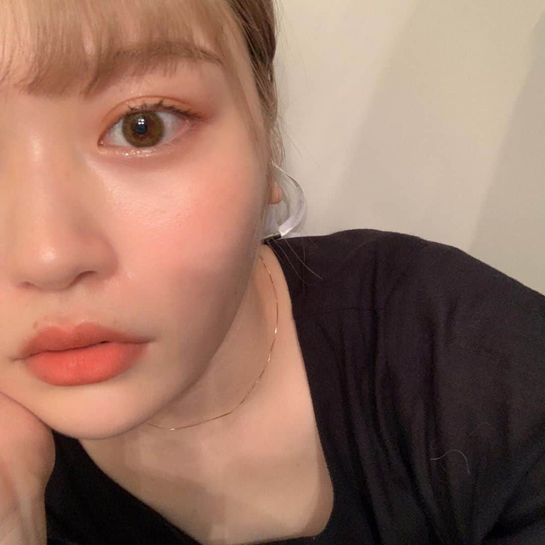 古関れんさんのインスタグラム写真 - (古関れんInstagram)「new lip🍒﻿ ﻿ 昨日のインスタライブでつけてて質問あったもの。﻿ Qoo10のメガ割で頼んでた﻿ HERAの新色パウダーマットリップの﻿ 435番pampasという色。﻿ パウダーマットなので塗り心地は軽くて﻿ くちびるがふかふかさらさらな感じに。﻿ シアバターがはいってるからマットだけど﻿ カサつかない感じがよかった◎﻿ ﻿ 意外と発色がよくてびっくり。軽く塗っても﻿ ばっちりな仕上がりで収録で塗り直せない時も﻿ 落ちなかったのがよかったけど、飲み物とか﻿ 飲むと流石におちるかな。﻿ サイトの公式写真よりしっかりした発色で﻿ ちょっとベージュみはあるけどコーラルでした！ ﻿ (もう少しヌーディーな感じかと思ってた)﻿ でもすきなカラーだから最近よく使ってます。﻿ ﻿ ﻿ #HERA #pampas #韓国コスメ﻿ #コスメ紹介」9月12日 22時42分 - renkoseki