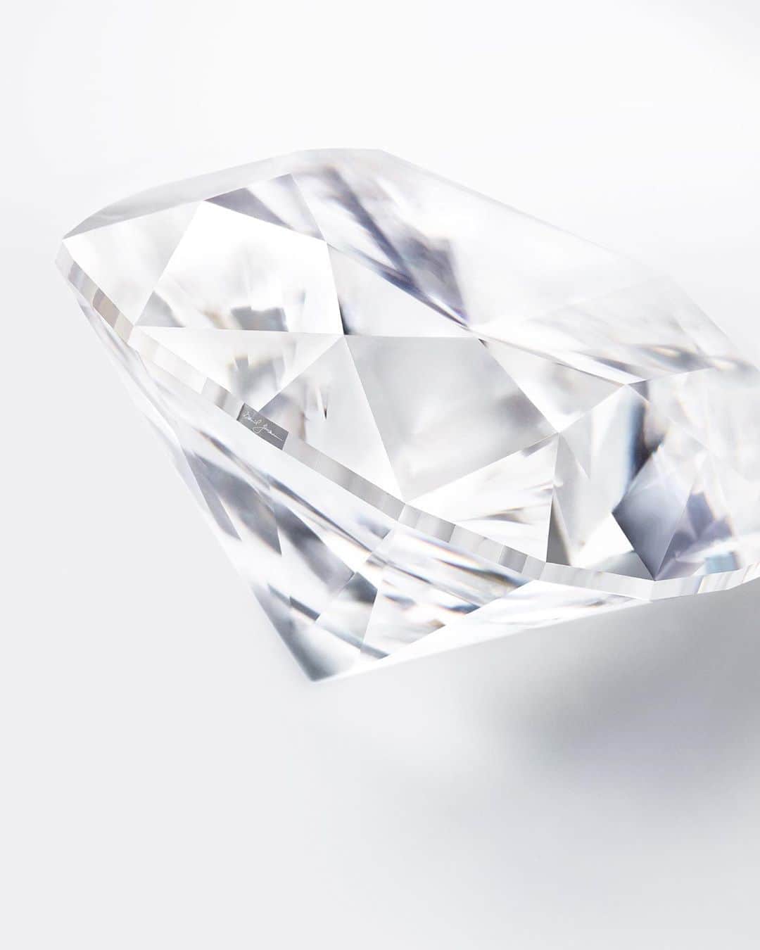 デビッドヤーマンのインスタグラム：「An artist always signs their work. Decades in development, each DY Signature Cut™ diamond is laser engraved with David’s name as an enduring mark of quality and authenticity. #DavidYurman」
