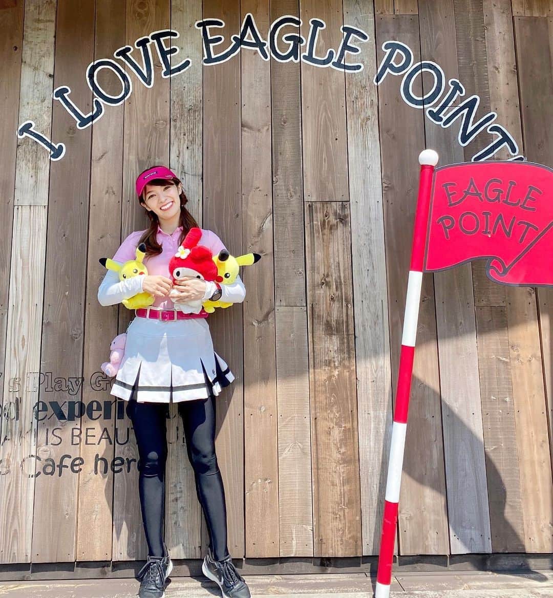 のインスタグラム：「⛳️気になっていたゴルフ場💖🥺 【 #イーグルポイント ゴルフクラブ】♡ 綺麗でとても良いゴルフ場でした。 会いたかったわんちゃんたちはね、お外が暑いから いなかったのでまたリベンジしたい🐶💗 . 赤からだったのにスコアは白並み😂 そういう意味でもリベンジしたい✌︎ . スイング改造恐るべし😇 でもいま頑張るしかない！ 早くドライバー当たるようになりたいし、 他も曲げないようにしたい🥺♡ ドライバースイング変えるまでは キャリーで185-190yだからツーオン行けるのに 今はチョロしまくりで、ラン入れても100yとか😭 もう泣きたいw 課題山積み！！！！ . ピカチュウ２匹とマイメロ１匹、 わたしのヘッドカバー集合写真🤣🤳♡ 次もう少し調子良くなったら４UT欲しいから ヘッドカバーはやっぱり［イーブイ］かな🐰💓 . 秋ゴルフはやりやすくなるし、 たくさん行きたいなあ•••🥺💖 . ※えりんこが撮ってくれた写真脚長になった🤤❤️ . #お洒落ゴルファー #ゴルフウェアコーデ #ゴルフコーデ #ゴルフ女子  #ゴルフ女子コーデ #ゴルフ好き女子 #スポニチ女子 #ゴルフ好き #パーリーゲイツ女子 #女子ゴルフ #スポニチ女子 #スポーツ女子 #筋肉痛好き #ゴルフ好きと繋がりたい #ゴルフコーディネート #キャスコ #キャスコ女子ゴルフ部 #ポケモン好き #スポニチスクエア #スポーツ女子  #ゴルフバカ #instagolf #インスタゴルフ女子 #golstagram #ゴルジョモ #ゴルフファッション #ごるふ女子 #おしゃれゴルファー #ゴルフ女子コーデ #golflife #さえみるゴルフ」