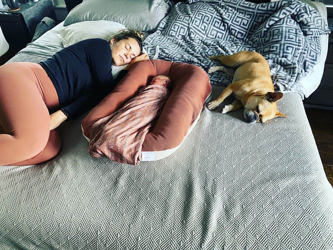 のインスタグラム：「I am so incredibly proud of you @courtneyroczen and all the moms out there! She has been handling everything like a champ! Courtney had/ has 0 experience with new borns but you would never know. Incredible first couple of days at home learning about this parenting stuff 😁 Rio has been super gentle and curious. Life is good. 🥰」