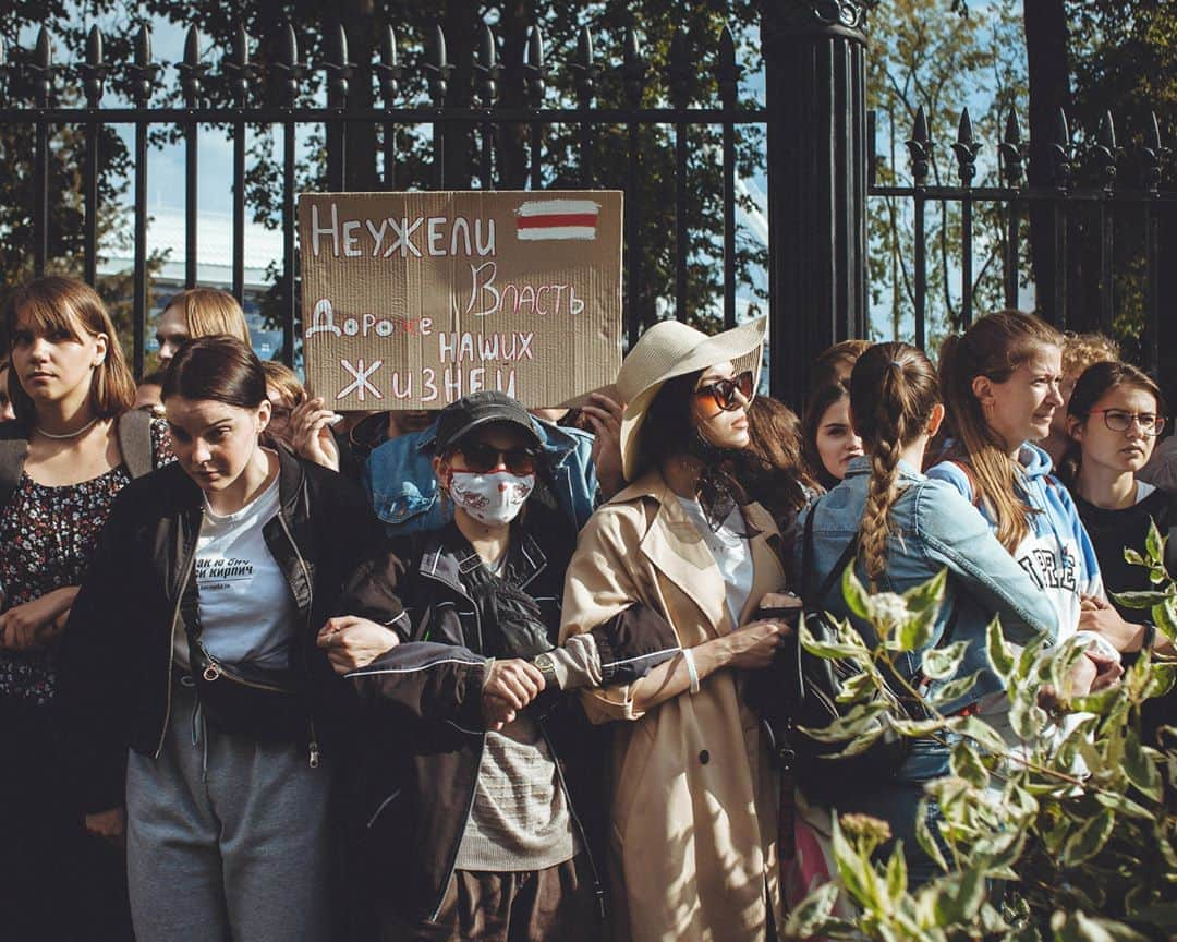 ルモンドさんのインスタグラム写真 - (ルモンドInstagram)「Alexander Vasukovich (@vasukovich), 35 ans, est né et vit à Minsk. Depuis le scrutin présidentiel du 9 août, ce photographe indépendant, habitué des projets au long cours, arpente les rues de la capitale biélorusse aux côtés des manifestants qui contestent la réélection d’Alexandre Loukachenko.⁣ -⁣ 1 : Pavoisés de rouge et de blanc, de jeunes Biélorusses manifestent devant le palais présidentiel, le 6 septembre.⁣ 2 & 3 : Le 9 août, à Minsk, des Biélorusses protestent contre la réélection du président Alexandre Loukachenko. Certains sont grièvement blessés par la police.⁣ 4 : Des manifestants se dressent sur le dôme de la place de l’Indépendance, le 16 août.⁣ 5 : Des étudiantes font corps pour éviter d’être arrêtées par la police, le 1er septembre.⁣ 6 : Un cordon policier a été installé pour empêcher la jonction entre deux groupes de manifestants, le 30 août.⁣ 7 : Une femme supplie les forces de l’ordre de ne pas attaquer les manifestants, le 23 août, à Minsk.⁣ 8 : Police anti-émeute bloquant les manifestants aux abords de la place de l’Indépendance, le 30 août, à Minsk.⁣ 9 : Sit-in de manifestants devant le palais présidentiel, le 6 septembre, à Minsk.⁣ 10 : Un bouquet déposé par des manifestants est ramassé par un soldat, qui ira le porter devant la statue de Lénine, le 14 août, à Minsk.⁣ -⁣ Photos : Alexander Vasukovich (@vasukovich)⁣ -⁣ #Bielorussie #Minsk #Loukachenko」9月12日 22時45分 - lemondefr