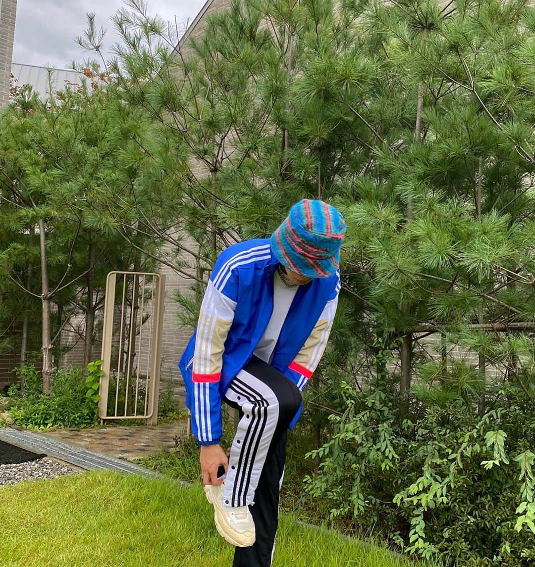 キム・ジュンスさんのインスタグラム写真 - (キム・ジュンスInstagram)「#광고 @adidaskr  #아디다스 #아디다스아우터자켓 #createdwithadidas」9月12日 22時47分 - kjs__jun