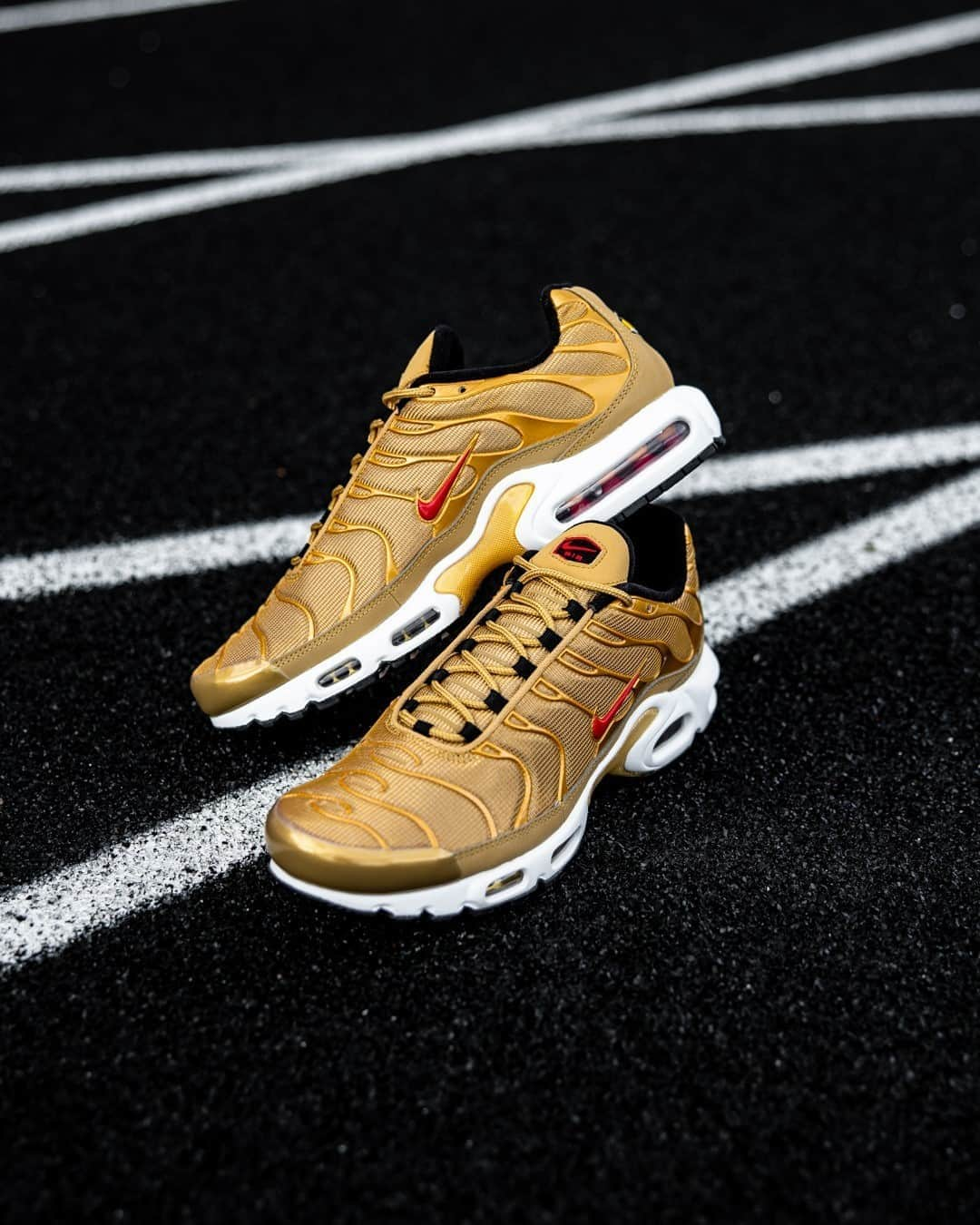 Foot Lockerさんのインスタグラム写真 - (Foot LockerInstagram)「As good as Gold 🏆 #nike Air Max Plus 'Gold Bullet' is now available online and in-store.」9月12日 23時00分 - footlocker