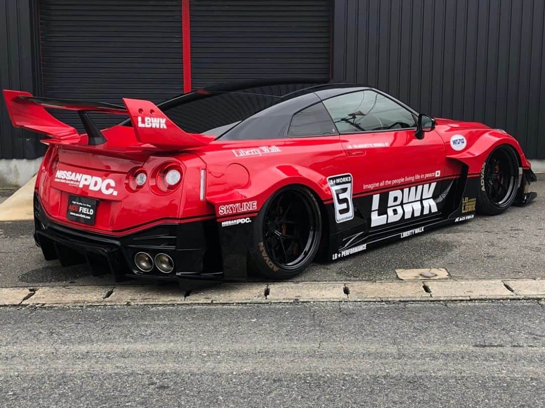 Wataru Katoさんのインスタグラム写真 - (Wataru KatoInstagram)「LBWK  LIBERTY WALK LB★SUPER SILHOUETTE WORKS GTR R35RR 九州〜エースフィールド✖︎リバティーウォーク🙂 @nissan  @nissangtrpage  @nissanusa  @nissanjapan  #nissan#nissangtr#nissangtr35 #libertywalk#libertywalkkato#lbworks#lbnation#bride#yokohamatire#fiexhaust #airrexsuspension #widebody#japan#ltmw#dub#rdb#semashow#essenmotorshow #東京オートサロン#lb東京#japan#usa#hkshare」9月12日 22時59分 - libertywalkkato