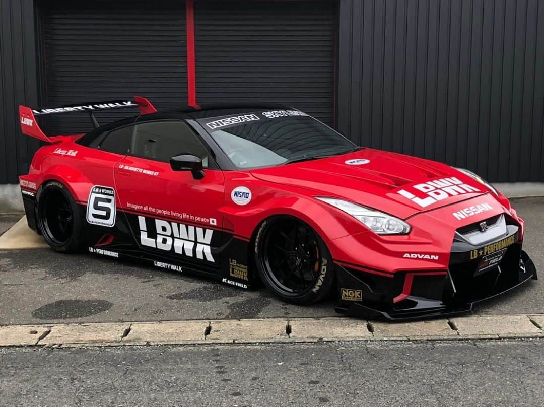 Wataru Katoさんのインスタグラム写真 - (Wataru KatoInstagram)「LBWK  LIBERTY WALK LB★SUPER SILHOUETTE WORKS GTR R35RR 九州〜エースフィールド✖︎リバティーウォーク🙂 @nissan  @nissangtrpage  @nissanusa  @nissanjapan  #nissan#nissangtr#nissangtr35 #libertywalk#libertywalkkato#lbworks#lbnation#bride#yokohamatire#fiexhaust #airrexsuspension #widebody#japan#ltmw#dub#rdb#semashow#essenmotorshow #東京オートサロン#lb東京#japan#usa#hkshare」9月12日 22時59分 - libertywalkkato