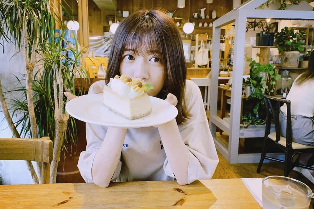 真山りかさんのインスタグラム写真 - (真山りかInstagram)「.﻿ ﻿ 夏終わる前に﻿ 向日葵のケーキ食べた🥴﻿ ﻿ #cafe﻿ #🌻﻿ ﻿ #まやまにあ﻿ ﻿ .」9月12日 22時59分 - ma_yama_official