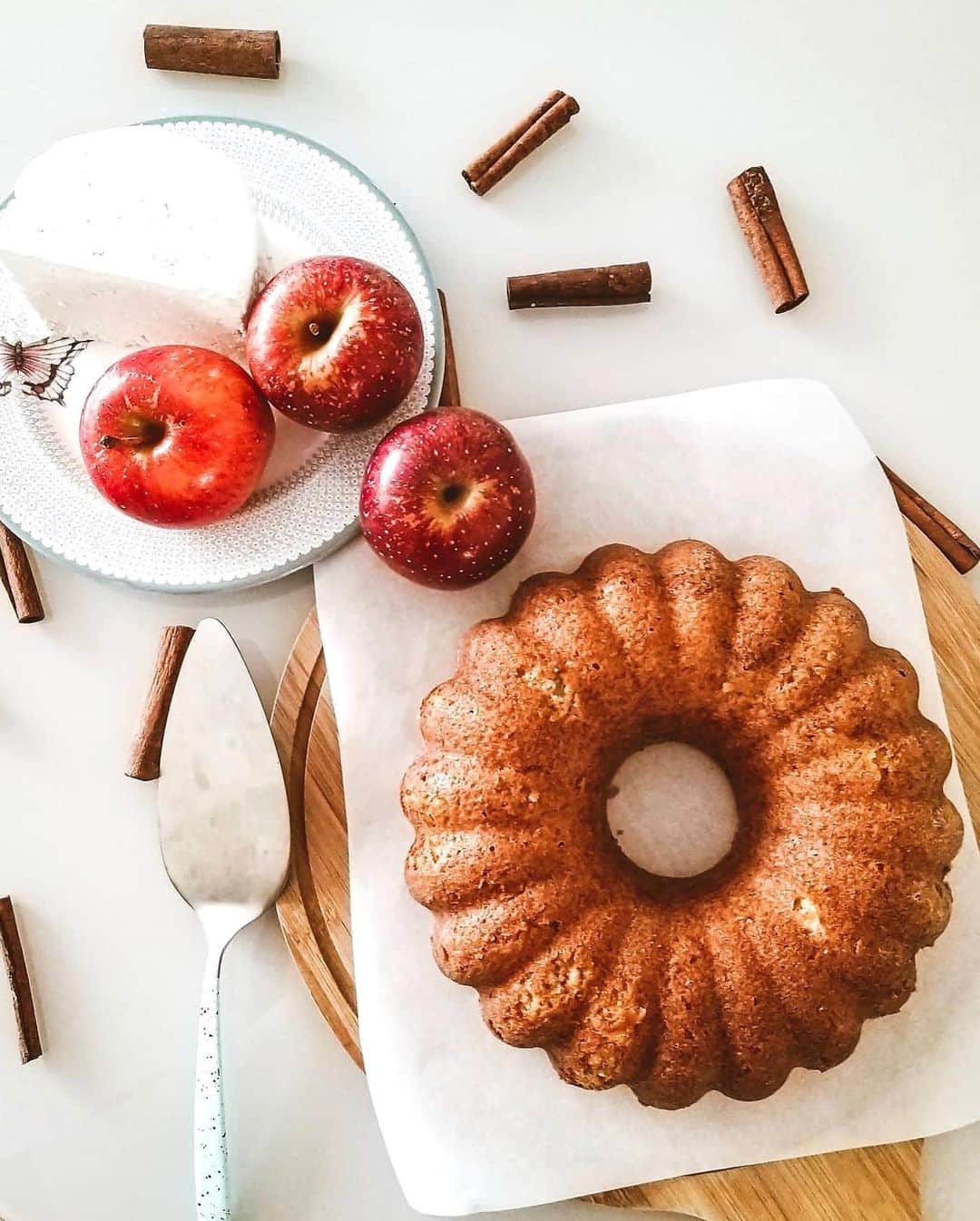 HomeGoodsさんのインスタグラム写真 - (HomeGoodsInstagram)「🎃 or 🍎? Tell us your fall baking favorite in the comments below! (📸: @inbloombakery_, @lacocinadealine)」9月12日 23時00分 - homegoods