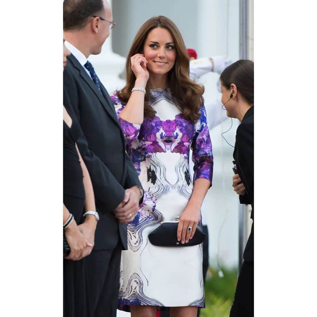 プラバルグルンさんのインスタグラム写真 - (プラバルグルンInstagram)「The Duchess of Cambridge wore a dress (one of my absolute favourite prints, inspired by the incredible Japanese artist Nobuyoshi Araki) from our Spring 2012 collection, for the state dinner during her September 11, 2012 Jubilee Royal Tour in Singapore.  I am forever grateful for this moment because it validated my team’s hard work, for as we all know behind every designer there are many unsung dream makers.   It also validated my “impossible dreams.”  Yes, I was probably the first person, definitely the first guy from Nepal, who decided to pursue fashion as a career. Growing up I didn’t have role models in the fashion industry in Nepal as it didn’t exist then. There were a gazillion naysayers but I followed my gut and my instinct. I was also incredibly privileged to have the undying support from my family.  When I was leaving Nepal for New York to study fashion, I was asked, “Fashion? Well, that’s a great hobby for women. What do you really want to do?” Yes, I was a cautionary tale of how or what not to be back home in Nepal because neither did I fit in nor did I follow the heteronormative idea of what a man should look like, act like and dream like. I was constantly bullied and taunted because I was an effeminate kid who was truly in touch with his soul and emotions. But the homophobic patriarchal world more than 20 years ago could not see past my outer layer and tried to make my existence an invisible one. But I fought back and am glad I went through that because it really toughened me and prepared me for this world today. That is one of the many reasons why I continue to fight for visibility, inclusivity representation and a seat at the table.   I am sharing this because while the validation from outside world and the likes and views on Instagram may feel good momentarily, the true, gratifying moment comes when you are in an absolute state of freedom from needing approval from the outside world. When their words don’t matter and the only thing that does is your gut instinct and soul led by empathy for others and yourself.   That is what I wish for you all today.  Freedom to be your absolute self.   Happy Weekend.  xPG」9月12日 22時54分 - prabalgurung