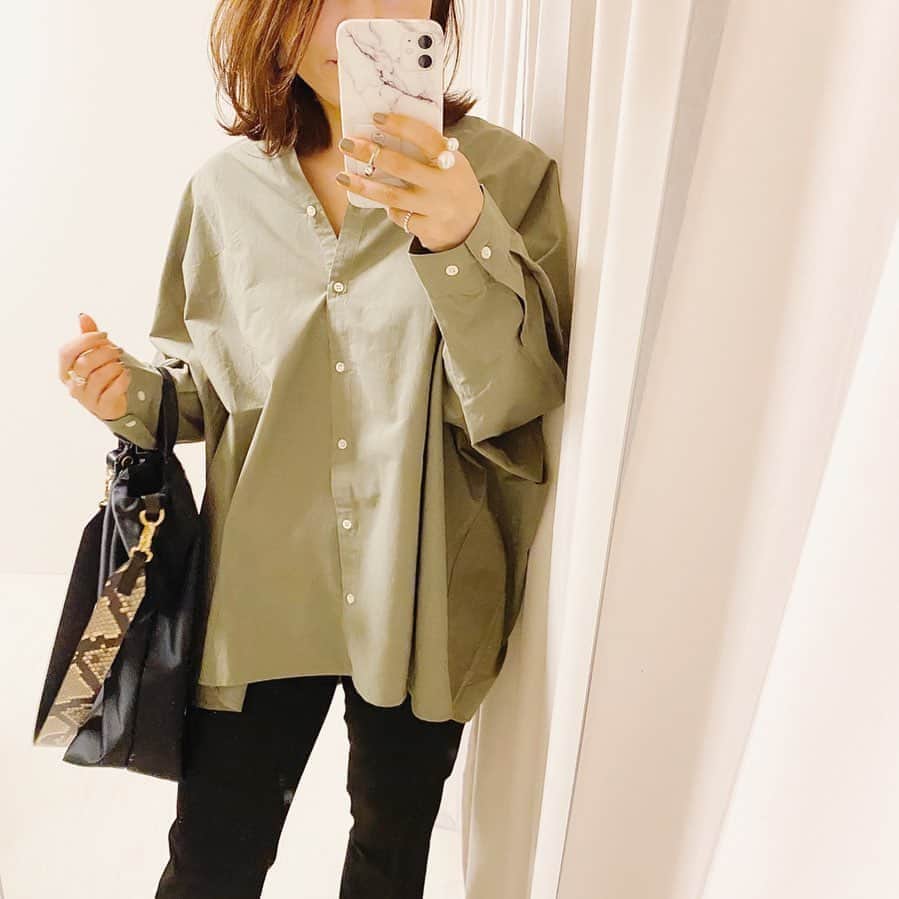 aiaiのインスタグラム：「シルエットが好みなドルマンシャツ✨ ayaちゃんとsunflowerさんのコラボシャツを お試しさせていただきました ゆったりシルエットが可愛いシャツ これはかなりオススメです♡  @ayaaya0921  @sunflower8s #pr  コーデの詳細はブログに書いています  𖤐𖤐𖤐𖤐  #fashion#outfit#style#coordinate#instagood#ootd#pic#instapic#コーデ#コーディネート#スタイリング#プチプラコーデ#本日のコーデ#大人カジュアル#プチプラ  #カジュアル #アラフォー #アラフォーコーデ #アラフォーファッション#uniqlo #ユニクロ #ユニクロコーデ #ユニジョ #シャツコーデ#ドルマンシャツ #カーキコーデ」