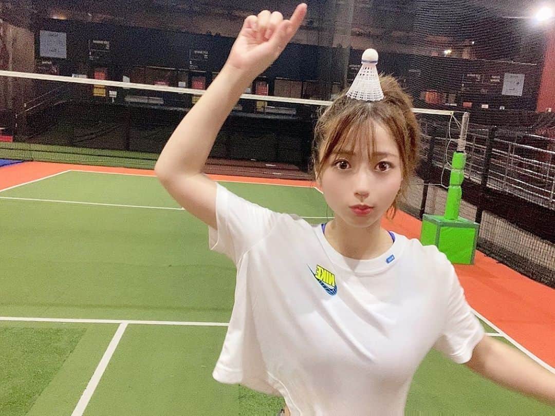 YUMIのインスタグラム：「. 体を動かすのがストレス発散方法✨✌️  1番の目的はバッティング練習💕⚾️  前回滑り込んだり転んだりして ズボンが破けたけん、 今回は破けないように気を付けたんやけど 膝の部分めっちゃ白くなった😂笑  遊ぶ時は😷  #nike#tシャツ#バドミントン  #スポッチャ#スポッチャコーデ  #スポーツウェア#ナイキ#スポーツ女子」