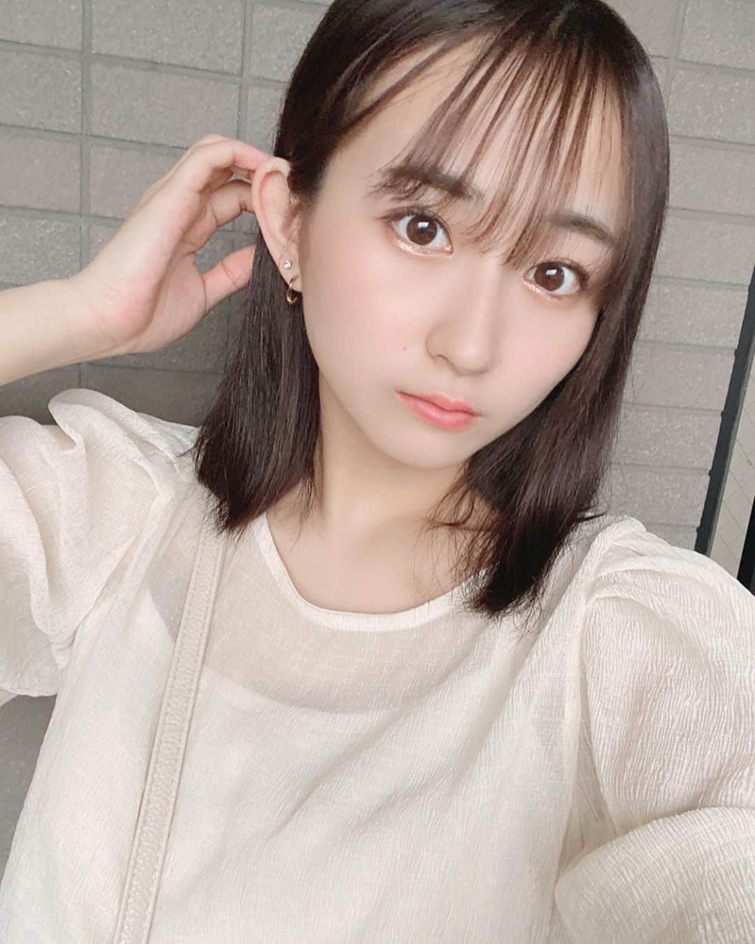 のインスタグラム：「. .  やっと秋服の出番きたーーー🤍  明日は個人のお仕事になりますが ヴェートーベンさんのオンラインライブ 「ヴェートーク♪」にゲスト出演させて頂きます！私のインスタのストーリーやTwitterの投稿から予約できるのでご参加して下さると嬉しいです！宜しくお願いします✊🏼」