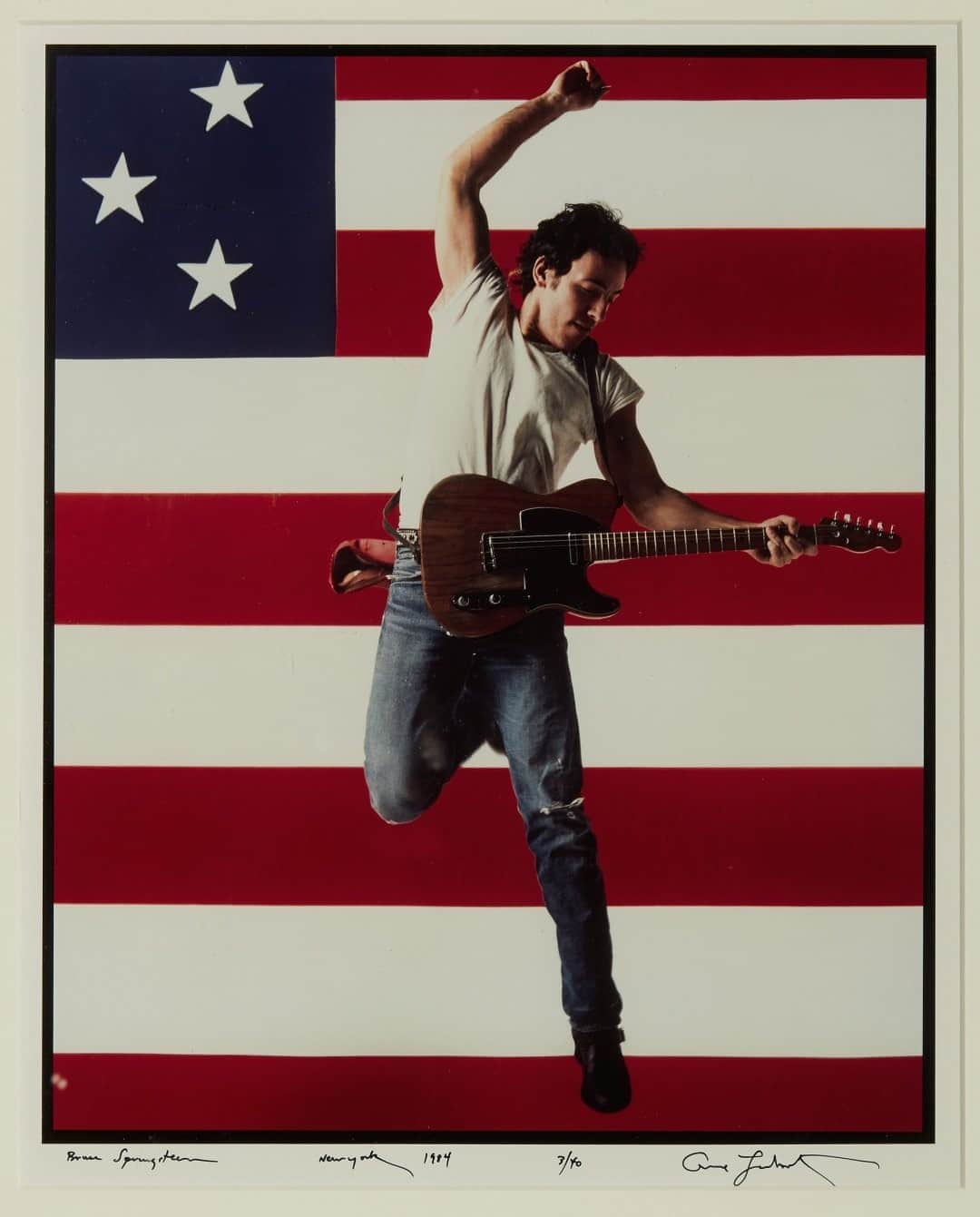 サザビーズさんのインスタグラム写真 - (サザビーズInstagram)「Born in the U.S.A. 🇺🇸  This photograph of rock legend Bruce Springsteen was taken by Annie Leibovitz in New York in 1984. Both were born within a few days of each other, and both made their name in music, Leibovitz shooting for Rolling Stone magazine. The photographer has shot the American icon many times over the years, including the cover for his 1984 album, Born in the U.S.A.  This image is one of three photographs of Bruce Springsteen by Leibovitz currently available for Private Sale. Click the link in bio for more information.  #SothebysPrivateSales #SothebysPhotographs #BruceSpringsteen #AnnieLeibovitz」9月12日 23時00分 - sothebys
