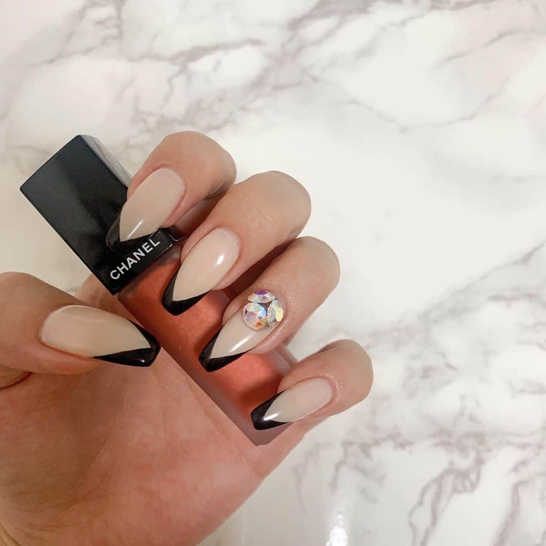 のインスタグラム：「. . 黒のバーチャルフレンチ💅🏼🖤 . Ｖカットのストーンも可愛い❤ . 黒のネイル初めてしたんやけど 服にも合わせやすいし気に入った😽😽😽💅🏼 . 結局シンプルイズザベスト(・ω・(ヽﾞ)✧︎ .  #バーチャルフレンチ #黒フレンチネイル #スカルプネイル」