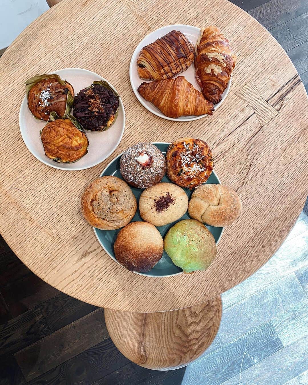 @LONDON | TAG #THISISLONDONさんのインスタグラム写真 - (@LONDON | TAG #THISISLONDONInstagram)「☕️ @MrLondon checking in. Our filming for @GlobalCoffeeFestival took us to London’s best new bakery and cafe of 2020! 😱 This is @k_a_p_i_h_a_n! 🤩 Situated in #Battersea near the park, it’s worth every minute of the pilgrimage to discover what David, Nigel, Rosemary & Plams are doing here. I’m not going to spoil the full back story but suffice to say they have unique approach to their coffee and baking which needs to be experienced. You’ll have to wait until 30th October to watch the @globalcoffeefestival live stream for the full story! But it will be sweet and it will be beautiful! ☺️❤️🙏🏼 Massive respect! ☕️💪🏼👌🏼😱 They’re presently open on Saturdays only but you can pre-order the pastries and cakes online Monday to Friday, and guarantee collection on Saturday. Show them some love and thank us later! 💪🏼💪🏼❤️❤️  ___________________________________________  #thisislondon #lovelondon #london #londra #londonlife #londres #uk #visitlondon #british #🇬🇧 #londoncoffeeshops #londoncoffee #kapihan #batterseapark #londonbaker #londonbakery #londonreviewed」9月12日 23時01分 - london