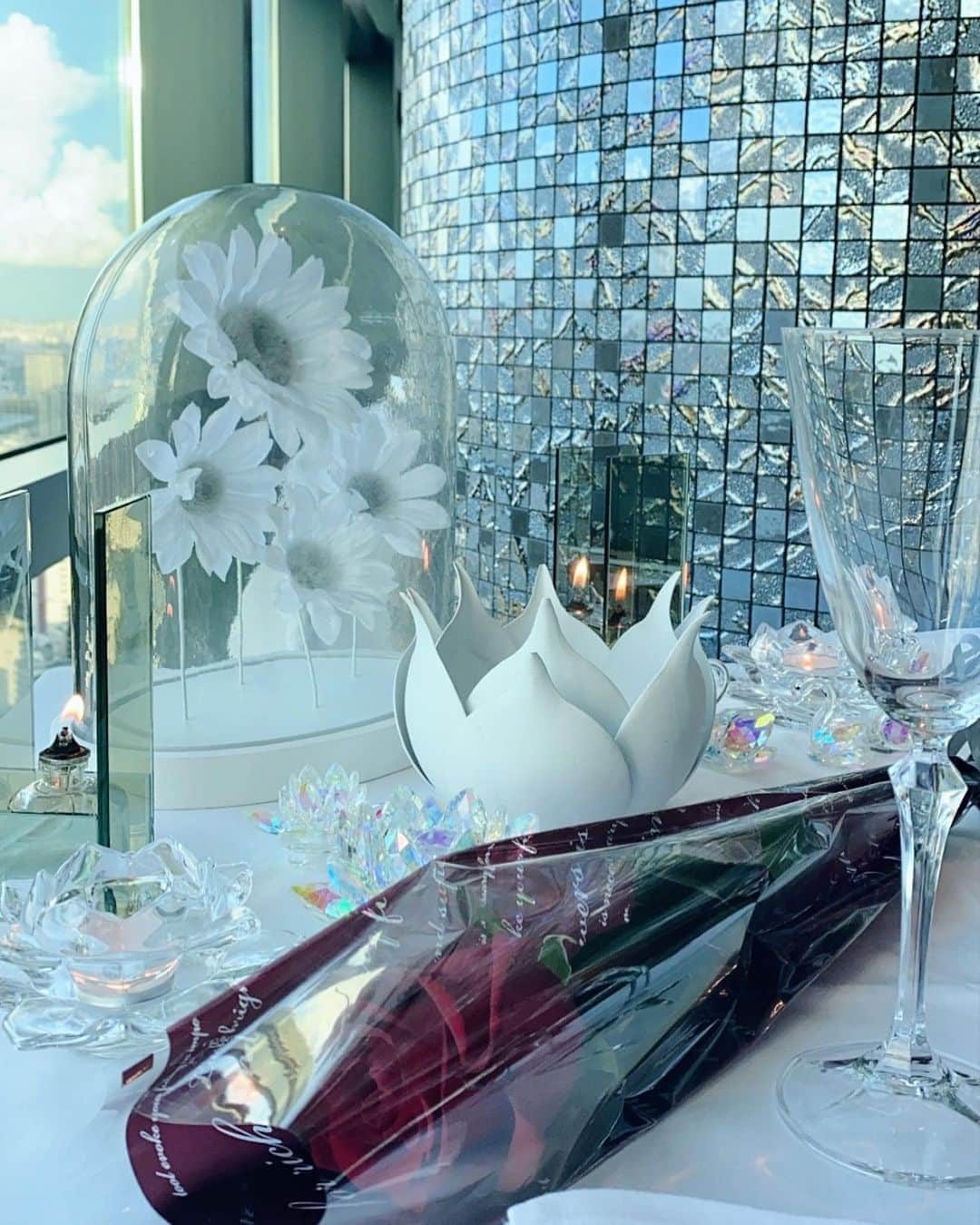 RIKAのインスタグラム：「先に着いて待とうとしてたら テーブルに薔薇が🌹🦢」