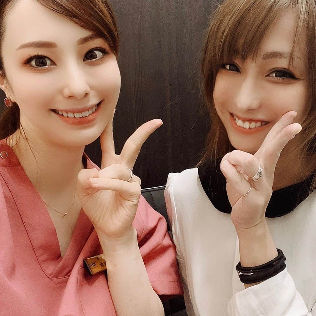 矢沢なりさんのインスタグラム写真 - (矢沢なりInstagram)「💖湘南美容クリニック💖 ぶっちゃけ、どこのクリニックよりもエグい値段すると思ったら1番安かったーーーー😂😂😂笑 こんなこと書いたら怒られるかしらw しかも笑気麻酔か安心麻酔か選べたぁぁあまじか(*´꒳`*) 始めて行くクリニックだったから色々不安だったんだけどめっちゃ酒井先生面白かった😂😂❤️  仕上がりは勿論の事、痛みはもう話してたら施術終わってた🤣💖  HIFE顔全体動画🦋✨ 今回の施術は①ウルトラリフトプラスHIFE顔全体→SBCプリマリフト10本+シークレットリフト6本🎀🎀🎀 お値段びっくりするほど安かったけど、仕上がりはびっくりするほど私の激しい願望を叶えてくれましたとここで表明するよぉ💕👏💕👏  喋ってるか寝てる間に終わってたw 直後の画像を載せておくね✨✨✨ もっと落ち着く1週間後から2週間以内に経過報告レポあげるのでしばし待たれよ🎀  小顔になっちゃった🥺💕 まじで嬉しみが止まらない‧˚₊*̥⸜(* ॑꒳ ॑* )⸝‧˚₊*̥  ------------ 🎀なりちゃん優しさTime🎀 いきなりクリニックに問い合わせがハードル高い人はなりちゃんにDM📩 ------ -----  @sbc_sakai  @dr.tomoko_sakai  @tomoruru22」9月12日 23時03分 - nari_yazawa