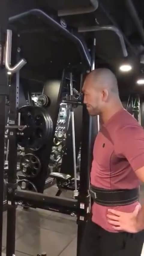 のインスタグラム：「階級を上げます。 次戦からミドル級に復帰！ コロナ禍で考えに考え決断。 今の体重は100㎏。トレーナーに付いてもらい、１からパワーアップに取り組んでいる。 ギブミープロテイン！ 更に鍛えて栄養を取り、ミドル級にふさわしい大きく強い身体に。 狙うは現チャンピオン、@aunglansangアウンラ・ンサンただ１人！  #ONEchampionship #weareone #ldh #ldhmartialarts #exfight #mma #underarmour #ミドル級 #復帰 #プロテイン #aunglansang #yushinokami #岡見勇信」