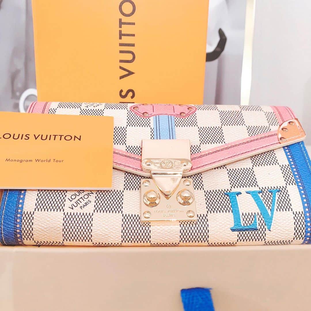 YUJI_MATSUDA_KUNのインスタグラム：「【購入品】﻿ ﻿ ﻿ ずっとルブタンのお財布使ってたから、気分転換にヴィトンのお財布👛買ったよ﻿ ﻿ 今年はPOPなデザインが多いからヴィトンいいよね！」