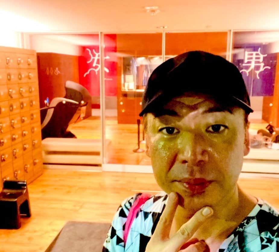 美川憲二さんのインスタグラム写真 - (美川憲二Instagram)「スタイリッシュな銭湯‼️ 久松湯さんでリフレッシュよ〜☺️♨️✨✨✨✨✨  ヤングボーイの　キノコ🍄🍄 とおいなりさんが⚾️⚾️  ぷかぷか浮いてて、最高です〜😍💓💓💓💓💓💓  男のキノコ🍄 男のキノコ🍄🍄 それそれー  笑。笑。 #久松湯  #桜台 #天然温泉 #リフレッシュ #美川憲二 #ヒデコフランセスカ #オネェ系 #ものまね」9月12日 23時16分 - mikawakenji