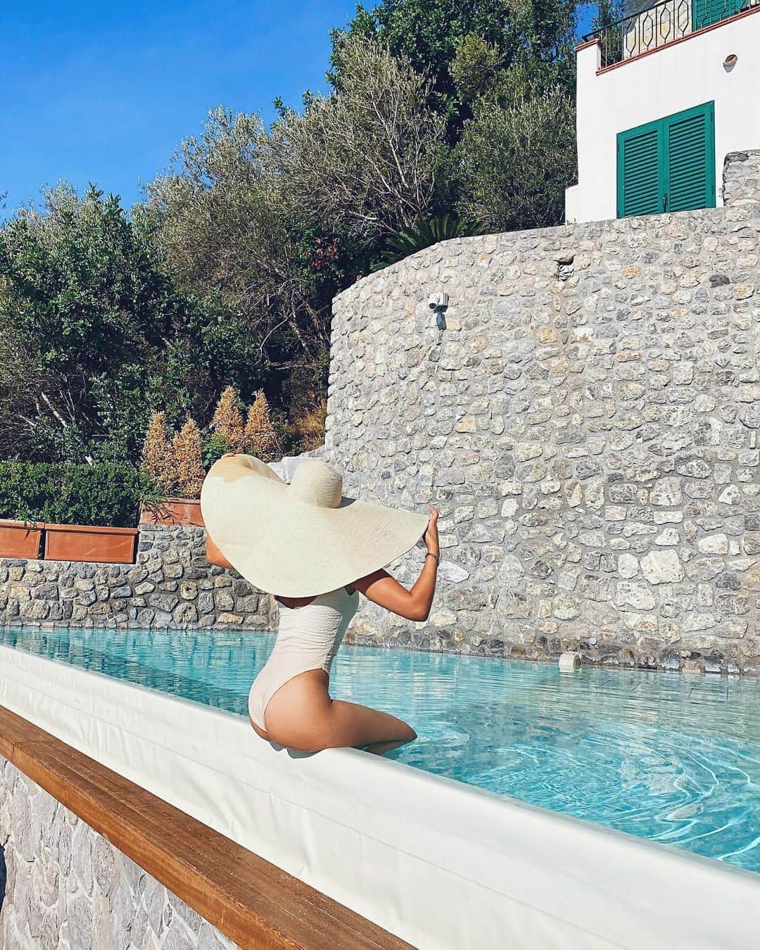 sananasのインスタグラム：「Too busy 🍑 Nouvelle vidéo en ligne ! J’avoue j’ai galéré avec ce chapeau🤦🏻‍♀️ D’ailleurs il est tombé à l’eau (d’où la tache)et après ça j’ai abandonné ... 😂」