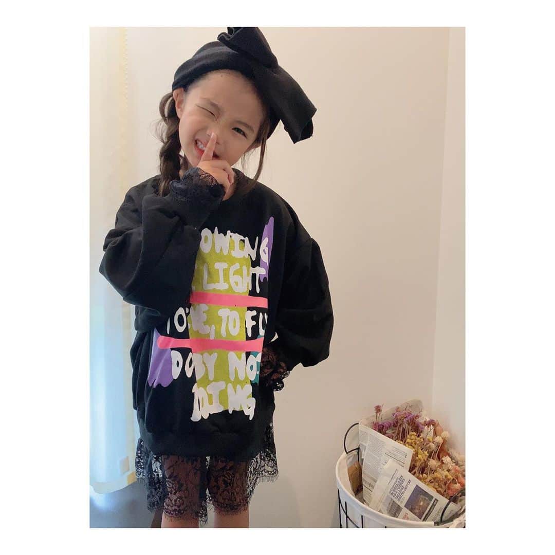♡KAO♡さんのインスタグラム写真 - (♡KAO♡Instagram)「： ： 急に夕方肌寒くなってビックリした今日。 だいぶ秋めいてきたね🍂 秋服、可愛いなー♡♡♡ これは、 @smilekids888 で販売中の お気に入りトレーナーだよー！！ 薄手だから使いやすい٩(ˊᗜˋ*)و レース使いも可愛いしこのダボっと感すき❤ ： ： @smilekids888 本日、新作・再入荷販売STARTしたよ♡ 私もやーっとずっと欲しかったパンツ再入荷でポチ出来たよ✌ 届くの楽しみ❤❤ 是非✓してきてね♡♡♡♡ ： ： トレーナー▹▸ @smilekids888  ： ： ： ： ： ： ： ： ： ： ： ： ： ：  #ig_kidsfashion #kidsfashion #親バカ #ig_oyabakabu #親バカ部 #娘 #6歳 #女の子 #インスタキッズ #ig_kids #mamanoko #ママリ #hugmug #コドモノ #キッズファッション #コドモダカラ #comona #キッセレ #ママタス #cruzキッズ #プチプラコーデ  #プチプラコーデ」9月12日 23時25分 - o0.don_tama.0o