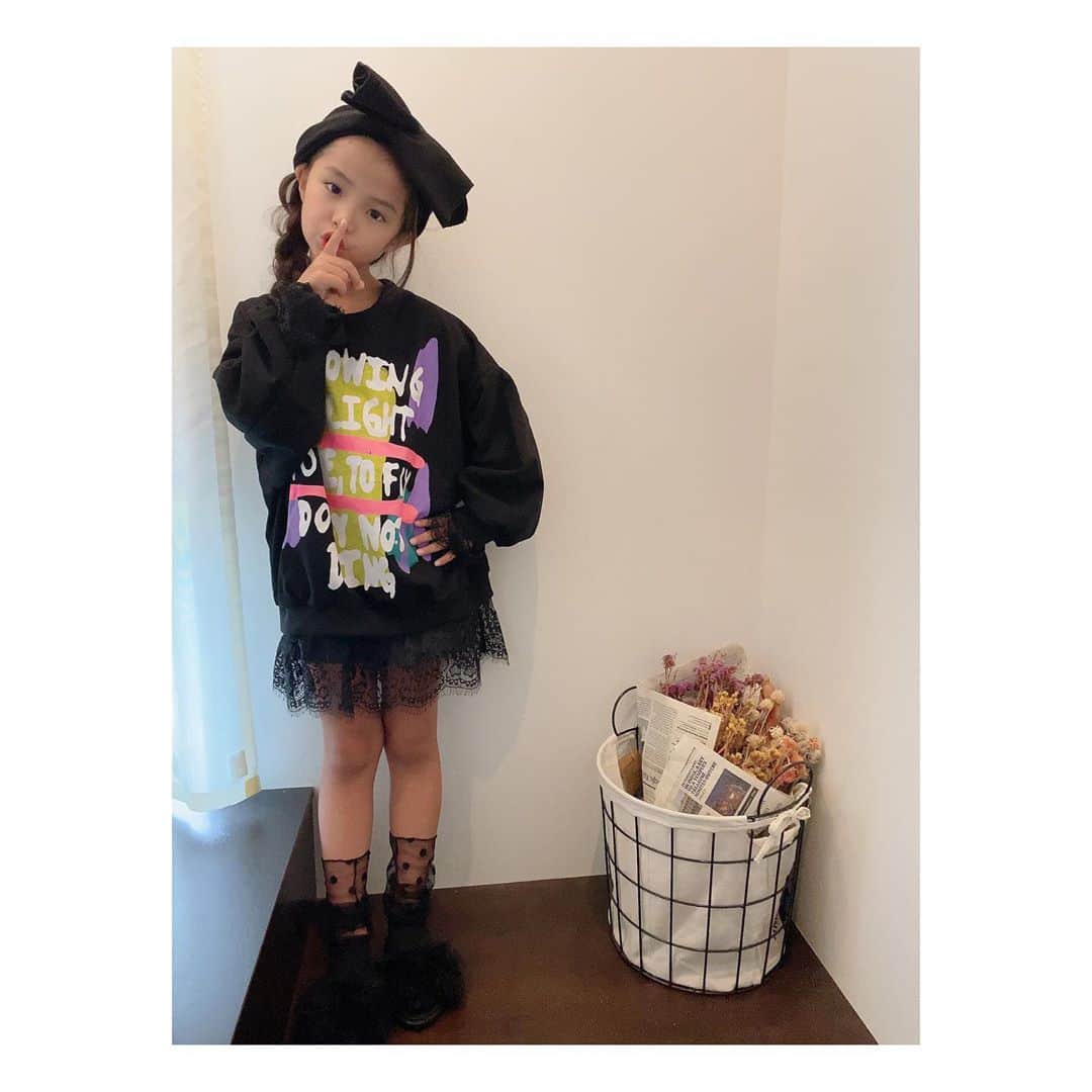 ♡KAO♡さんのインスタグラム写真 - (♡KAO♡Instagram)「： ： 急に夕方肌寒くなってビックリした今日。 だいぶ秋めいてきたね🍂 秋服、可愛いなー♡♡♡ これは、 @smilekids888 で販売中の お気に入りトレーナーだよー！！ 薄手だから使いやすい٩(ˊᗜˋ*)و レース使いも可愛いしこのダボっと感すき❤ ： ： @smilekids888 本日、新作・再入荷販売STARTしたよ♡ 私もやーっとずっと欲しかったパンツ再入荷でポチ出来たよ✌ 届くの楽しみ❤❤ 是非✓してきてね♡♡♡♡ ： ： トレーナー▹▸ @smilekids888  ： ： ： ： ： ： ： ： ： ： ： ： ： ：  #ig_kidsfashion #kidsfashion #親バカ #ig_oyabakabu #親バカ部 #娘 #6歳 #女の子 #インスタキッズ #ig_kids #mamanoko #ママリ #hugmug #コドモノ #キッズファッション #コドモダカラ #comona #キッセレ #ママタス #cruzキッズ #プチプラコーデ  #プチプラコーデ」9月12日 23時25分 - o0.don_tama.0o
