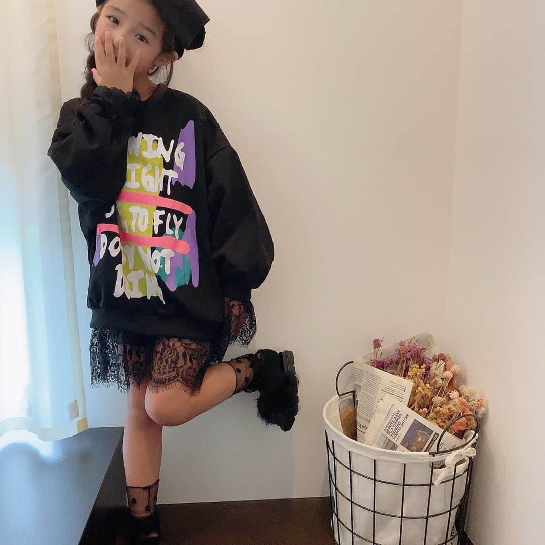 ♡KAO♡さんのインスタグラム写真 - (♡KAO♡Instagram)「： ： 急に夕方肌寒くなってビックリした今日。 だいぶ秋めいてきたね🍂 秋服、可愛いなー♡♡♡ これは、 @smilekids888 で販売中の お気に入りトレーナーだよー！！ 薄手だから使いやすい٩(ˊᗜˋ*)و レース使いも可愛いしこのダボっと感すき❤ ： ： @smilekids888 本日、新作・再入荷販売STARTしたよ♡ 私もやーっとずっと欲しかったパンツ再入荷でポチ出来たよ✌ 届くの楽しみ❤❤ 是非✓してきてね♡♡♡♡ ： ： トレーナー▹▸ @smilekids888  ： ： ： ： ： ： ： ： ： ： ： ： ： ：  #ig_kidsfashion #kidsfashion #親バカ #ig_oyabakabu #親バカ部 #娘 #6歳 #女の子 #インスタキッズ #ig_kids #mamanoko #ママリ #hugmug #コドモノ #キッズファッション #コドモダカラ #comona #キッセレ #ママタス #cruzキッズ #プチプラコーデ  #プチプラコーデ」9月12日 23時25分 - o0.don_tama.0o