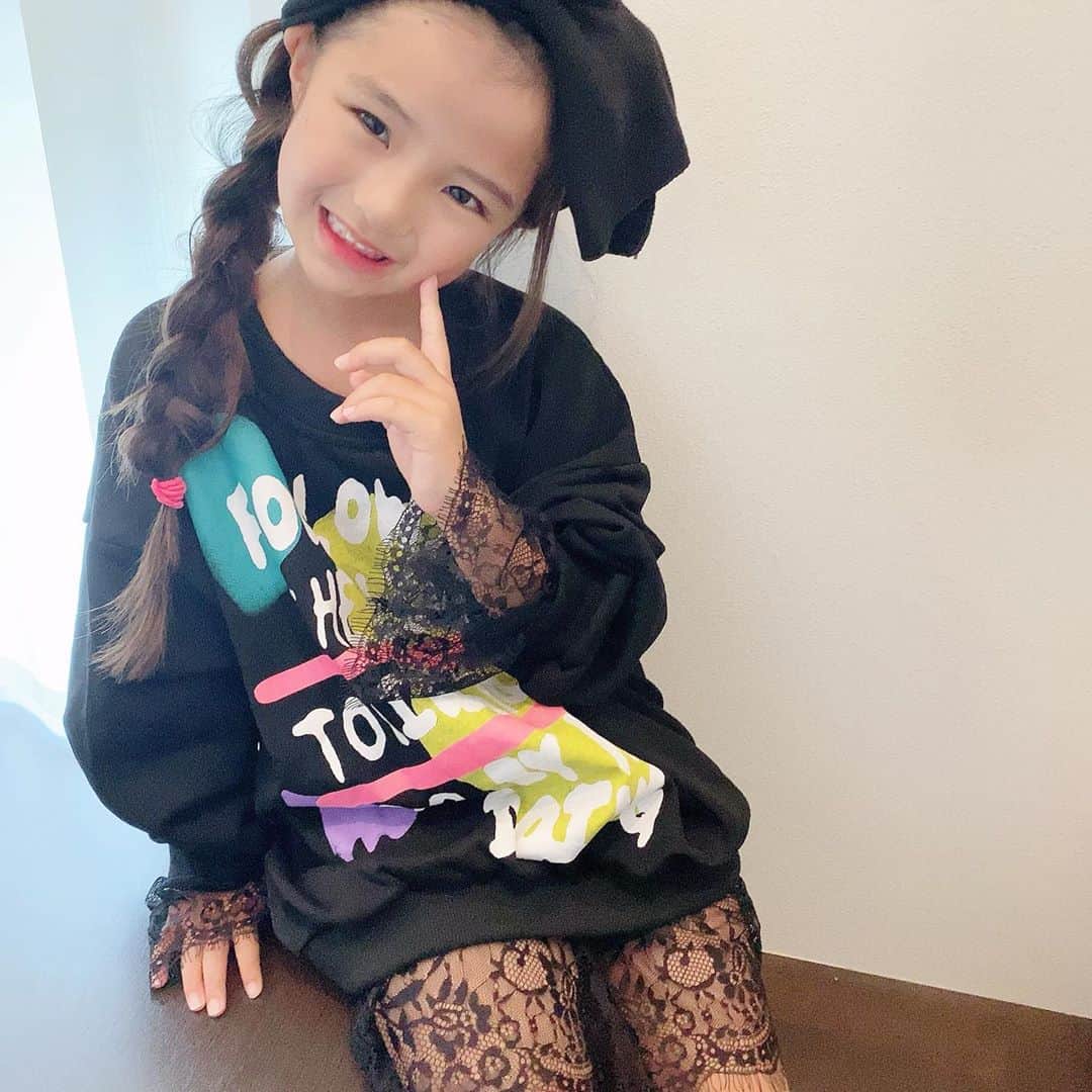 ♡KAO♡さんのインスタグラム写真 - (♡KAO♡Instagram)「： ： 急に夕方肌寒くなってビックリした今日。 だいぶ秋めいてきたね🍂 秋服、可愛いなー♡♡♡ これは、 @smilekids888 で販売中の お気に入りトレーナーだよー！！ 薄手だから使いやすい٩(ˊᗜˋ*)و レース使いも可愛いしこのダボっと感すき❤ ： ： @smilekids888 本日、新作・再入荷販売STARTしたよ♡ 私もやーっとずっと欲しかったパンツ再入荷でポチ出来たよ✌ 届くの楽しみ❤❤ 是非✓してきてね♡♡♡♡ ： ： トレーナー▹▸ @smilekids888  ： ： ： ： ： ： ： ： ： ： ： ： ： ：  #ig_kidsfashion #kidsfashion #親バカ #ig_oyabakabu #親バカ部 #娘 #6歳 #女の子 #インスタキッズ #ig_kids #mamanoko #ママリ #hugmug #コドモノ #キッズファッション #コドモダカラ #comona #キッセレ #ママタス #cruzキッズ #プチプラコーデ  #プチプラコーデ」9月12日 23時25分 - o0.don_tama.0o